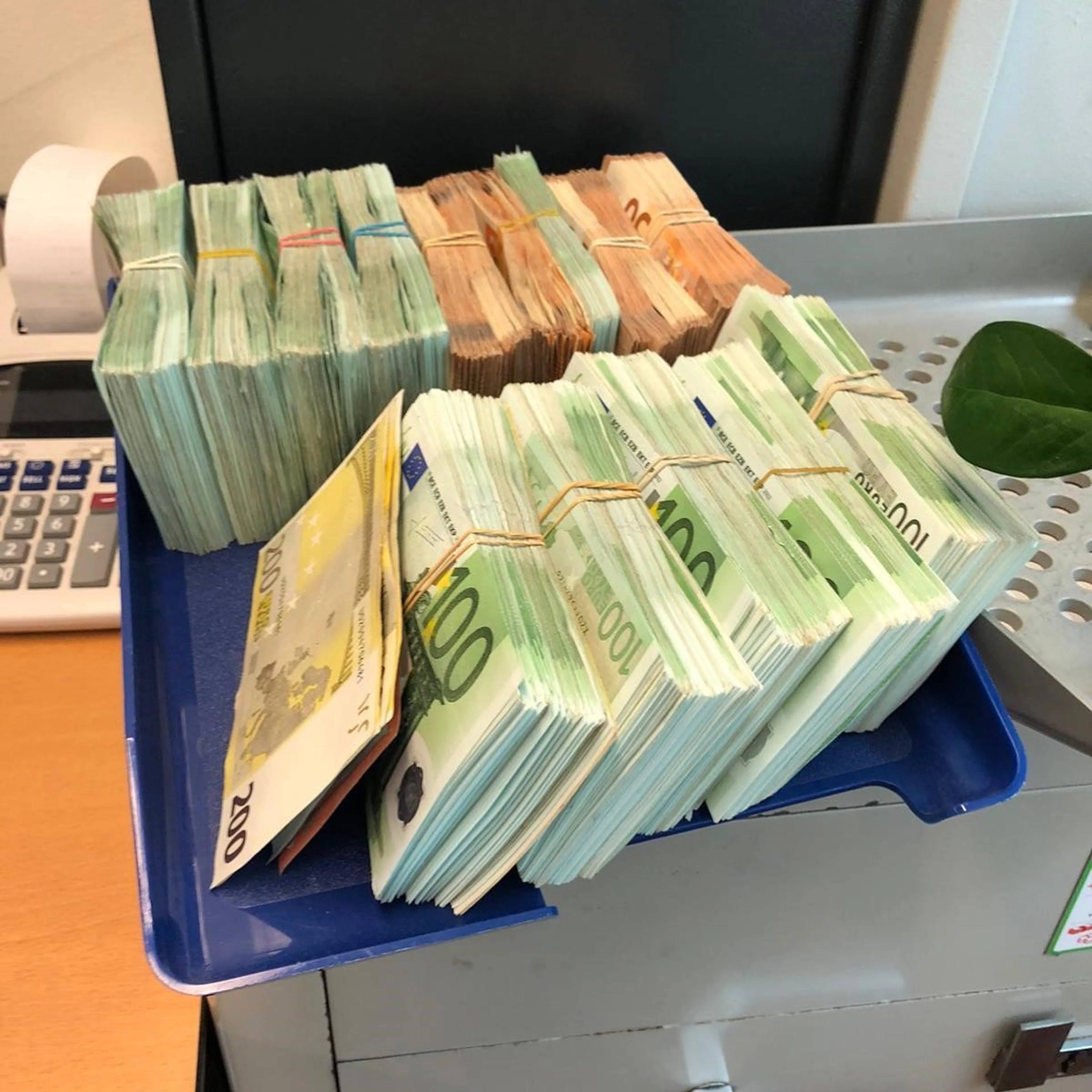 Ruim 8 ton aan contant geld gevonden in twee woningen Amsterdam