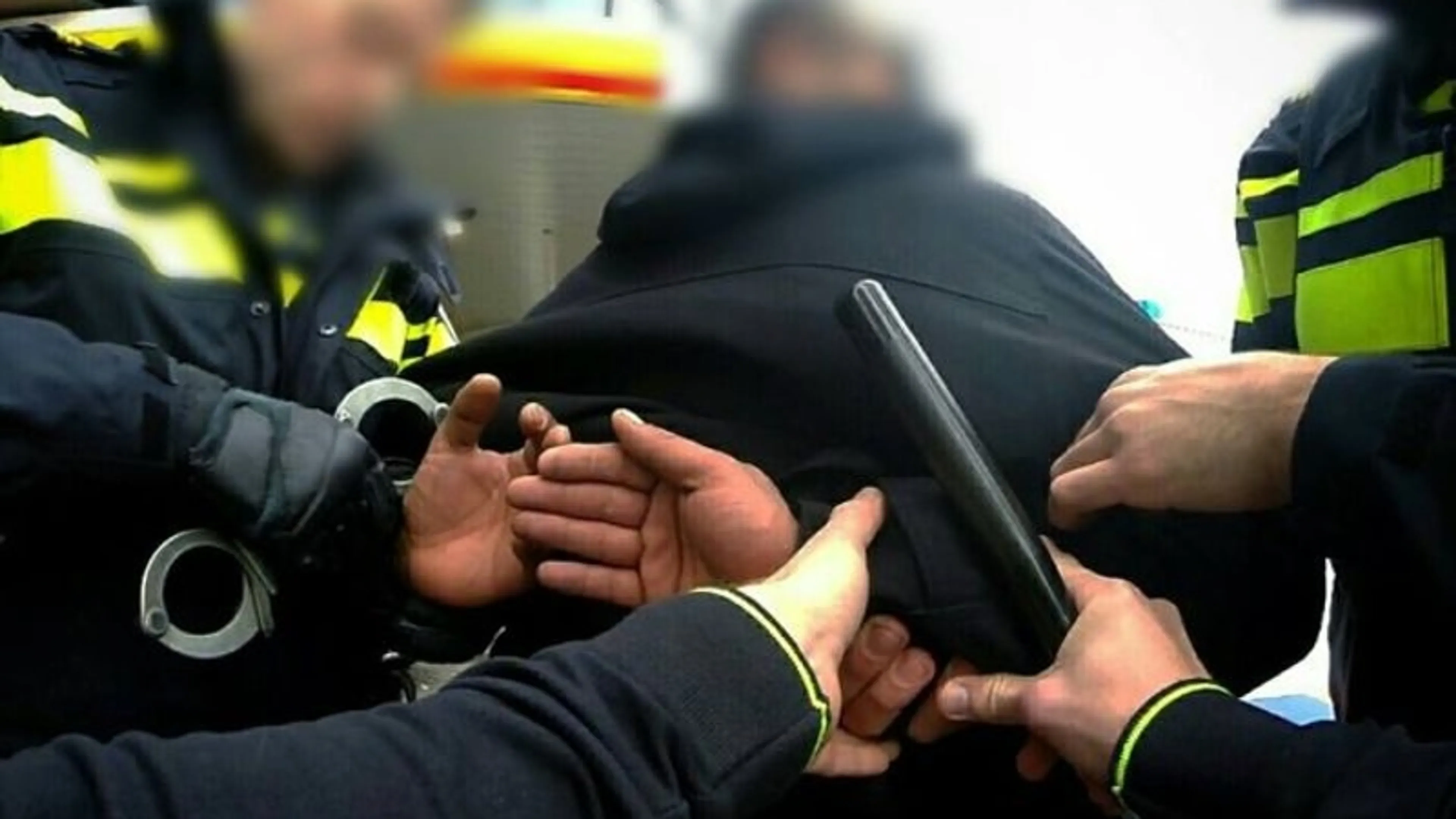 Halfnaakte fastfoodklant deelt kopstoot uit aan politieagent