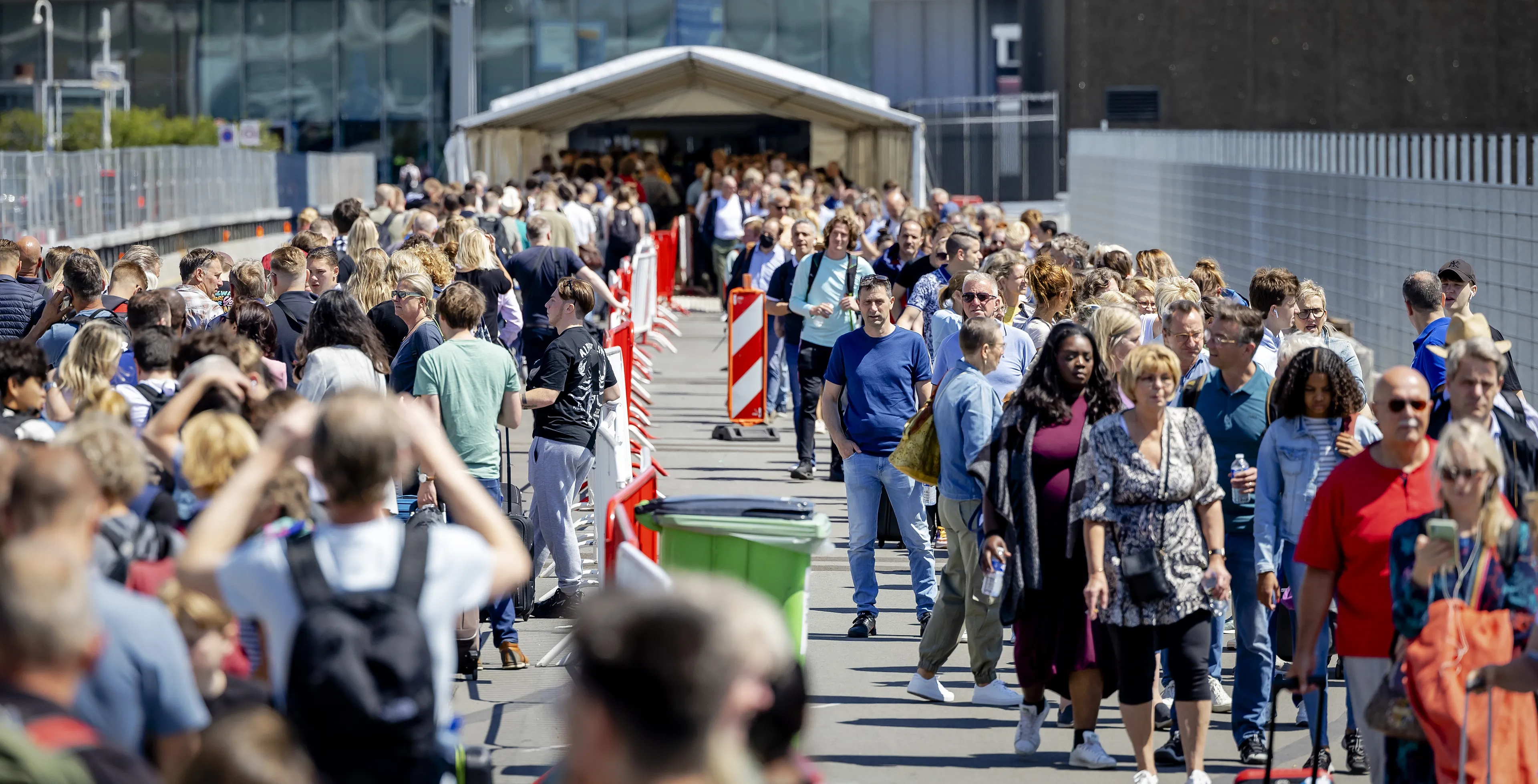 Schiphol neemt vanaf dinsdag extra maatregelen tegen de hitte