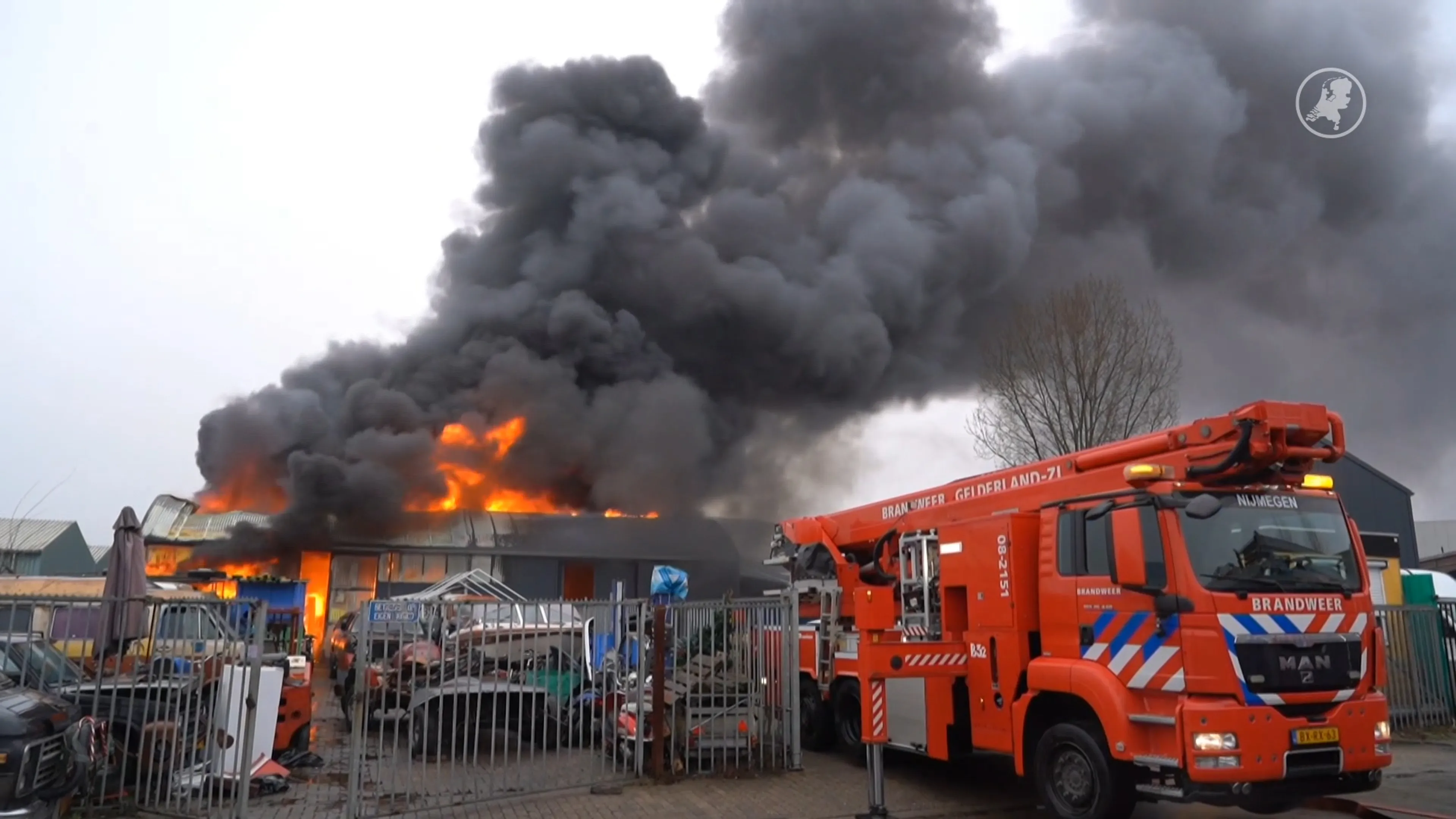 Eén persoon gewond bij brand in loods van autosloopbedrijf in Nijmegen