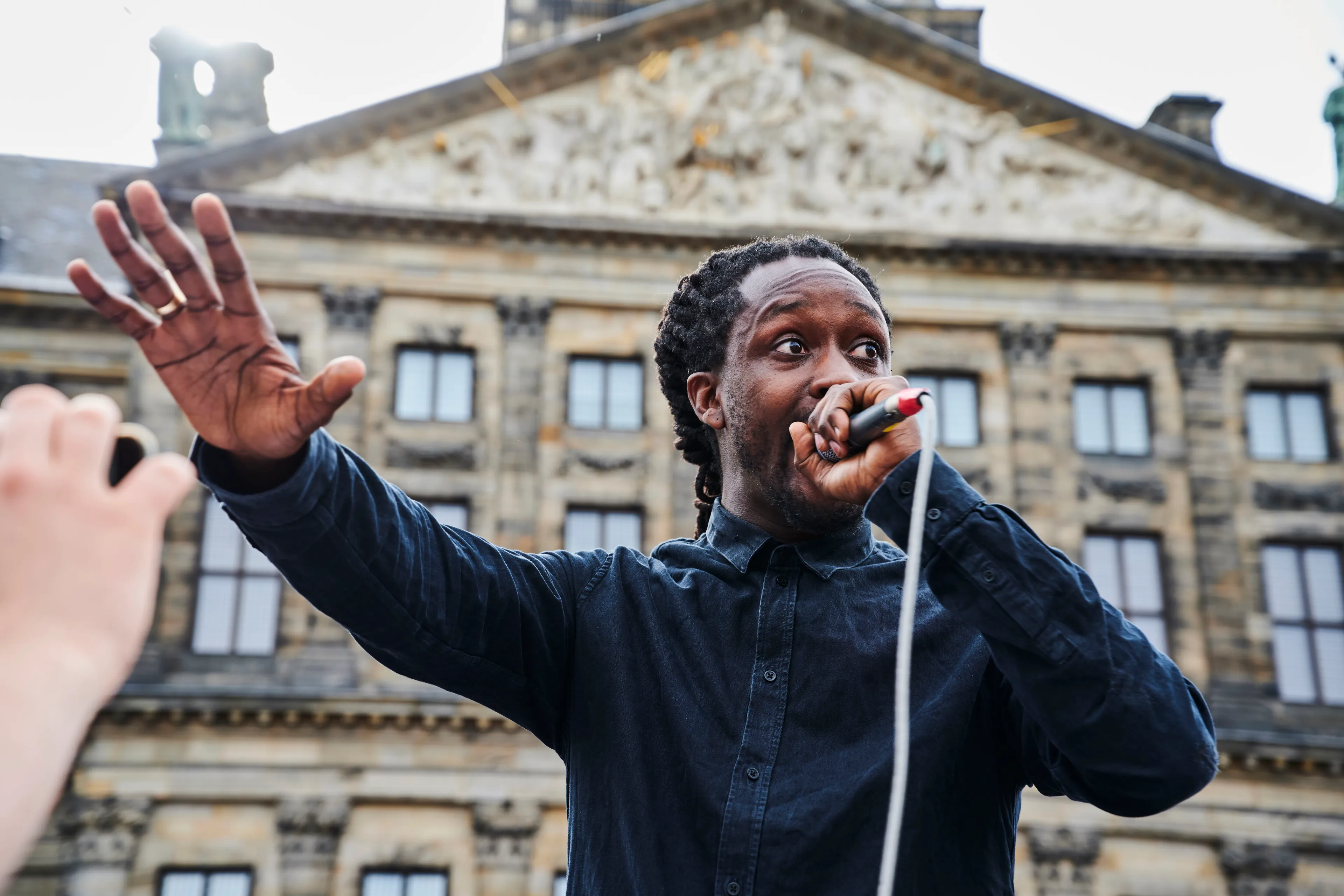 Aangiften tegen rapper Akwasi na dreigen 'op gezicht trappen' Zwarte Piet