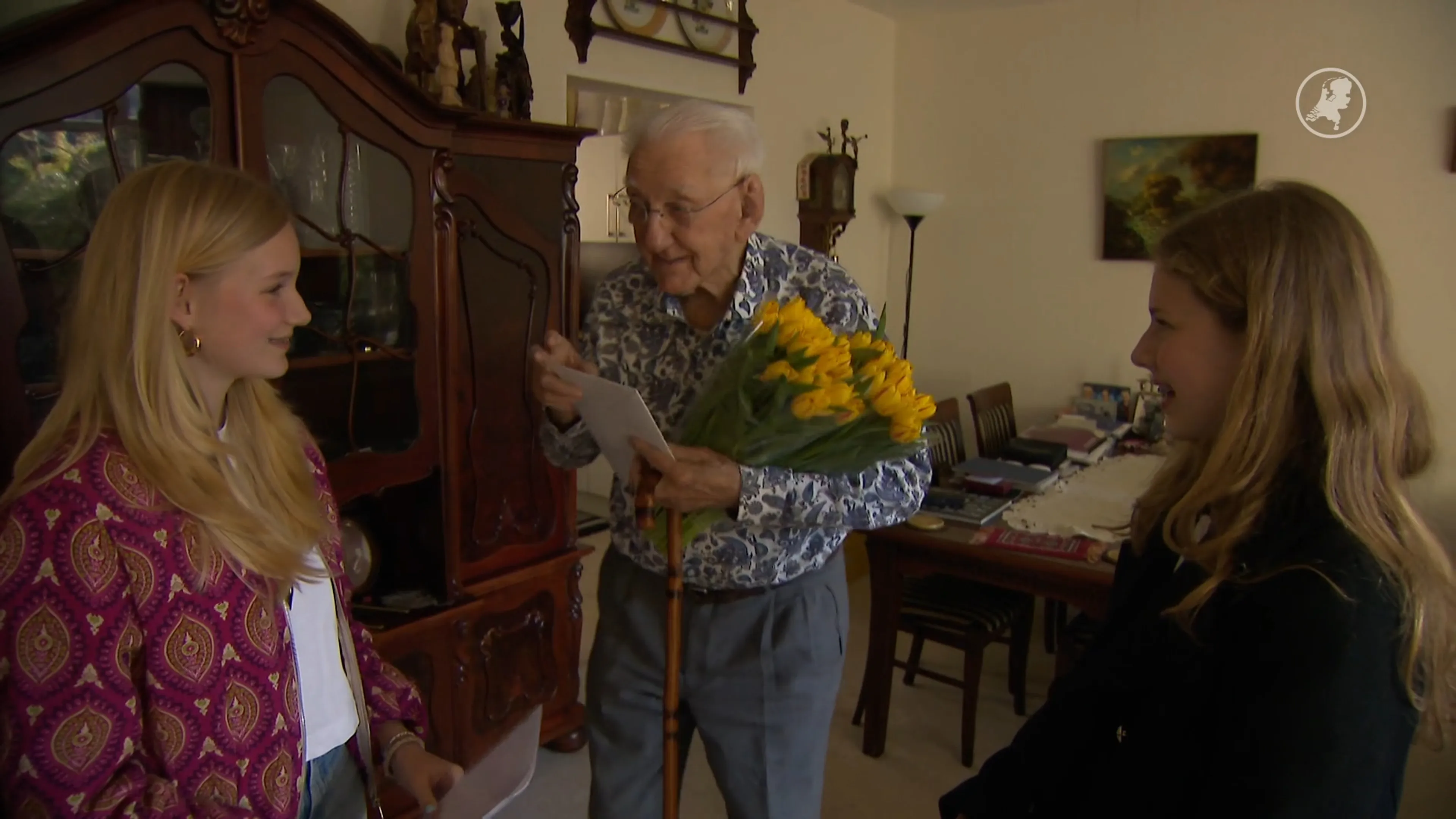 Merle en Olivia bedanken veteraan Willem (98) voor vrijheid met brief
