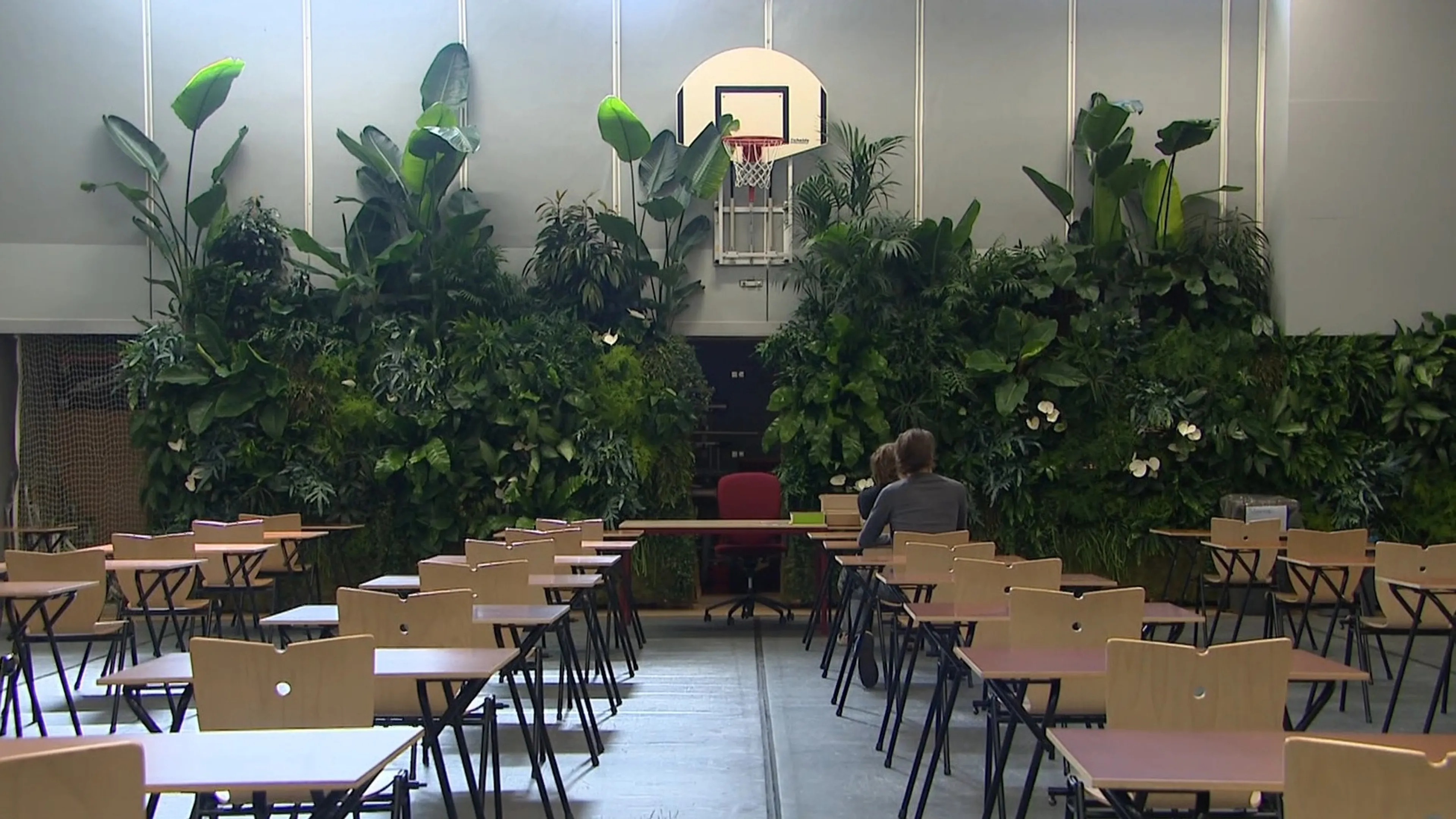 Het is bijna zover: deze studenten doen hun eindexamens tussen de planten
