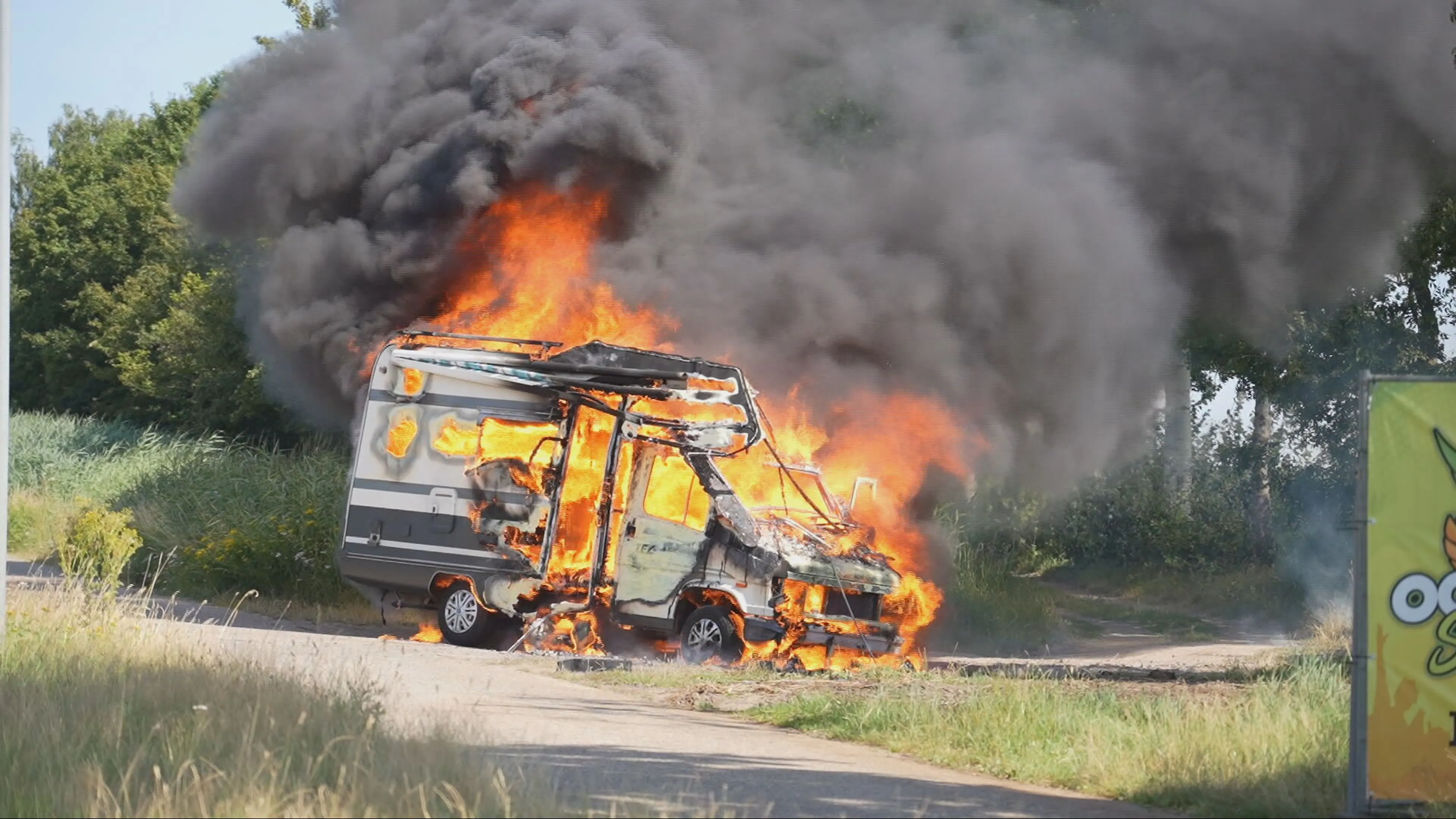 Camper gaat in vlammen op langs de weg in Rijen