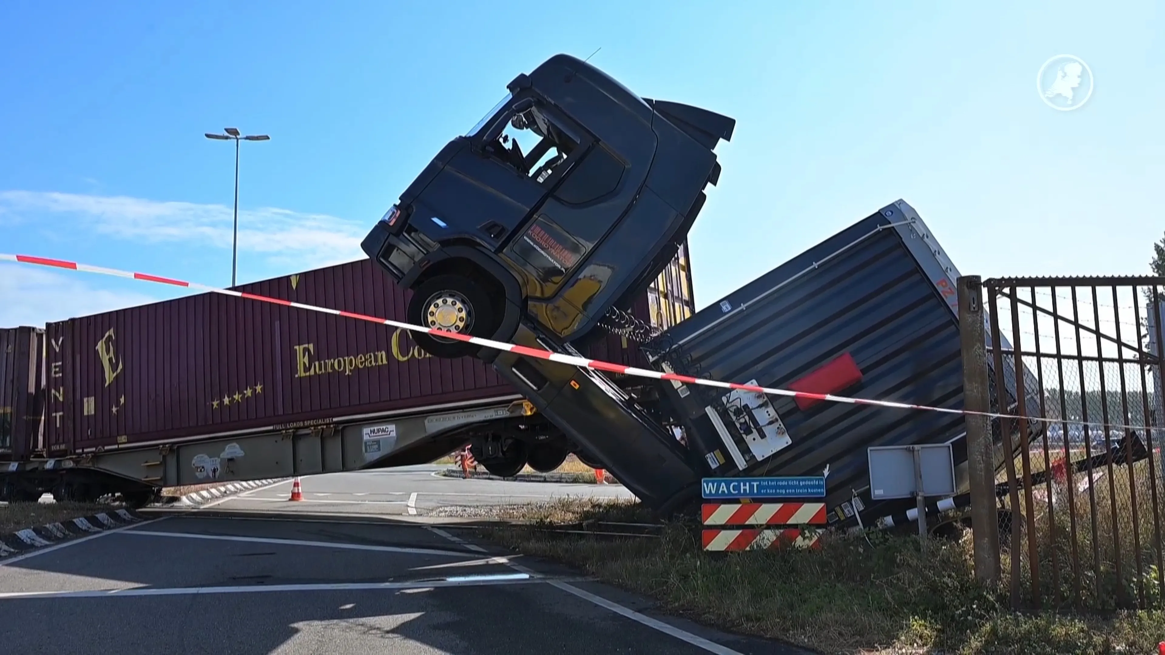 Goederentrein ontspoord na aanrijding met vrachtauto in Rotterdam