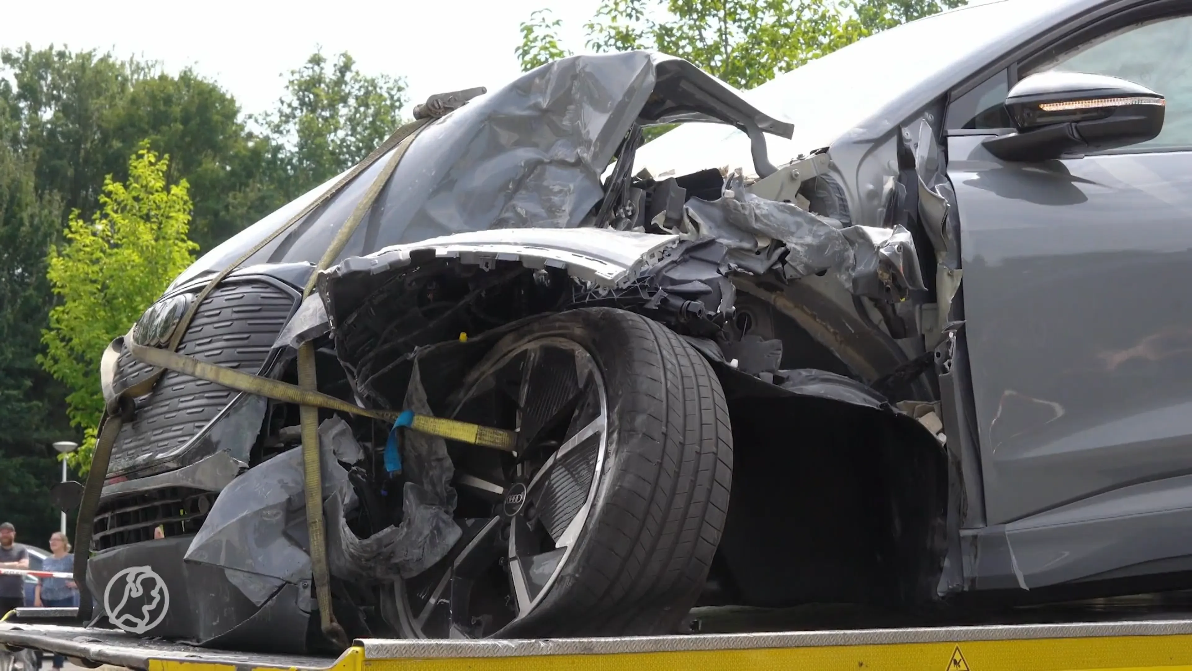 Jongetje (7) kruipt achter stuur van auto en rijdt woning binnen