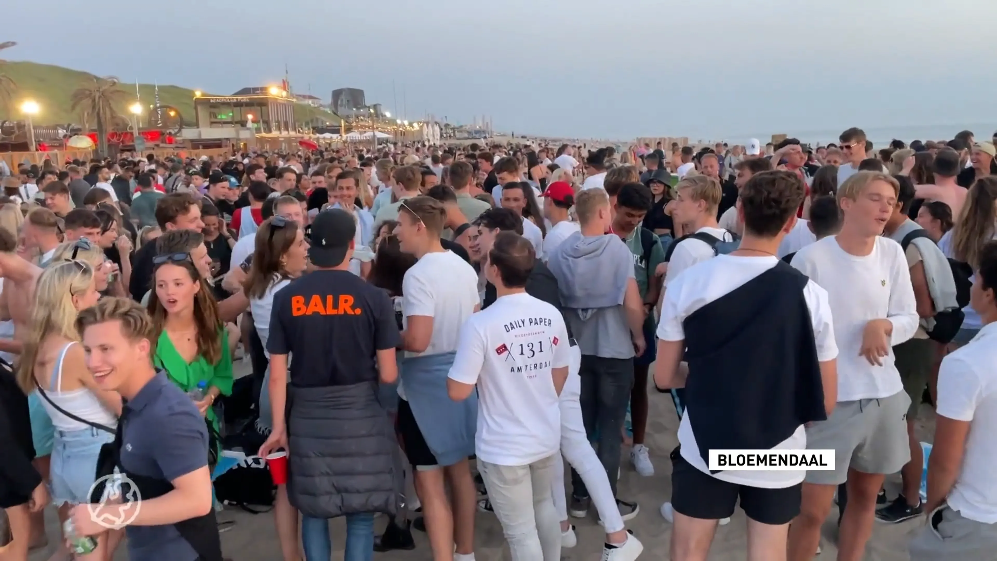 Tropische stranddag eindigt in vechtpartijen: honderden jongeren keren zich tegen politie