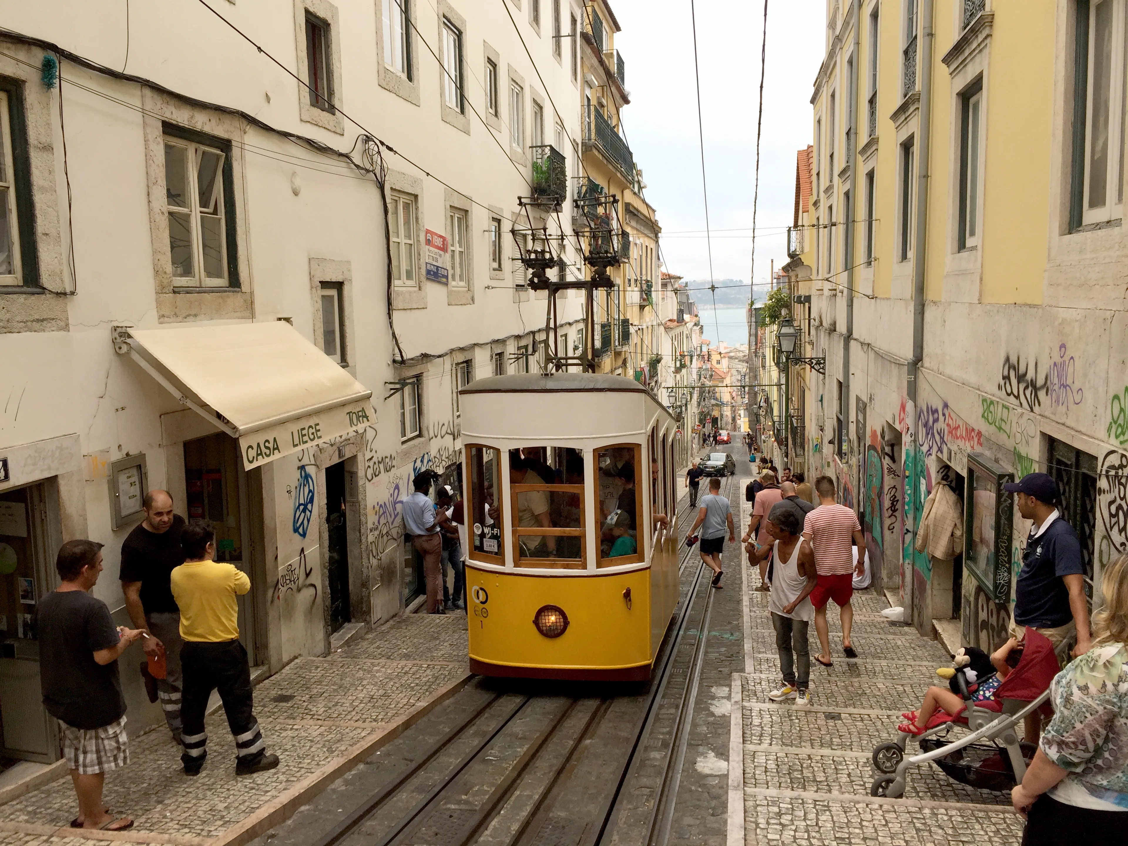 Reisadvies Lissabon, Praag en delen van Zwitserland aangescherpt: alleen noodzakelijke reizen