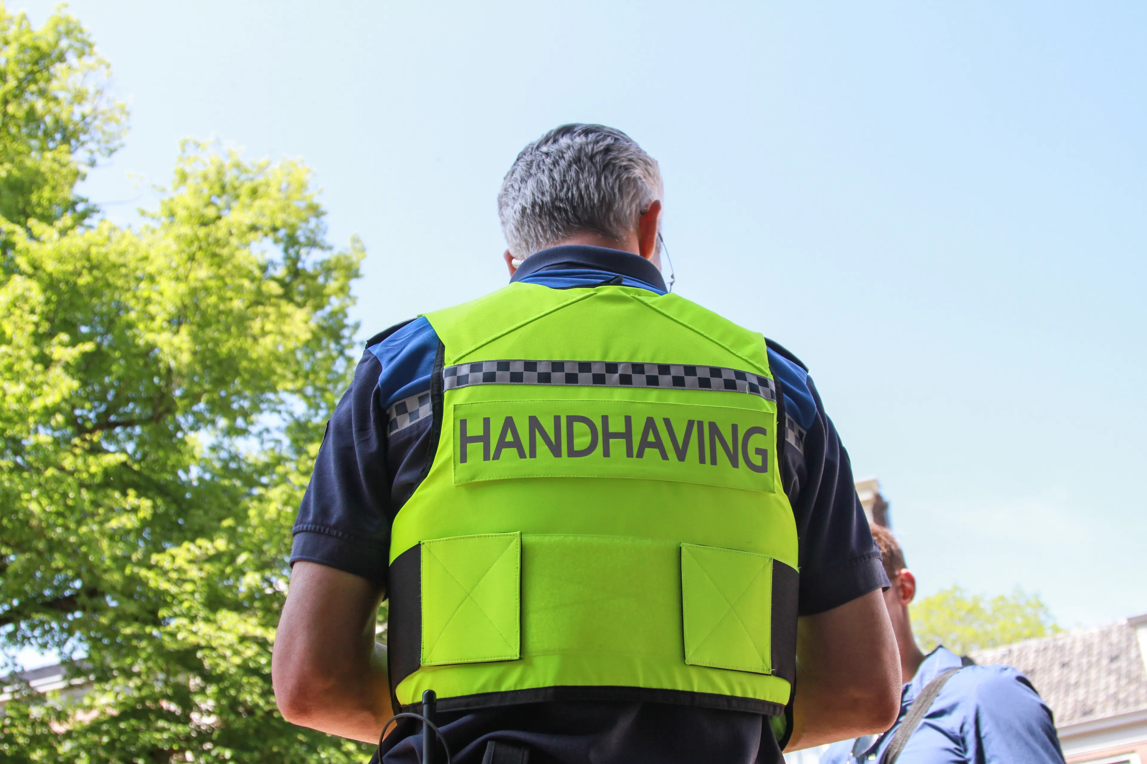 Handhaver Alkmaar bewusteloos geschopt, collega bedreigd met mes