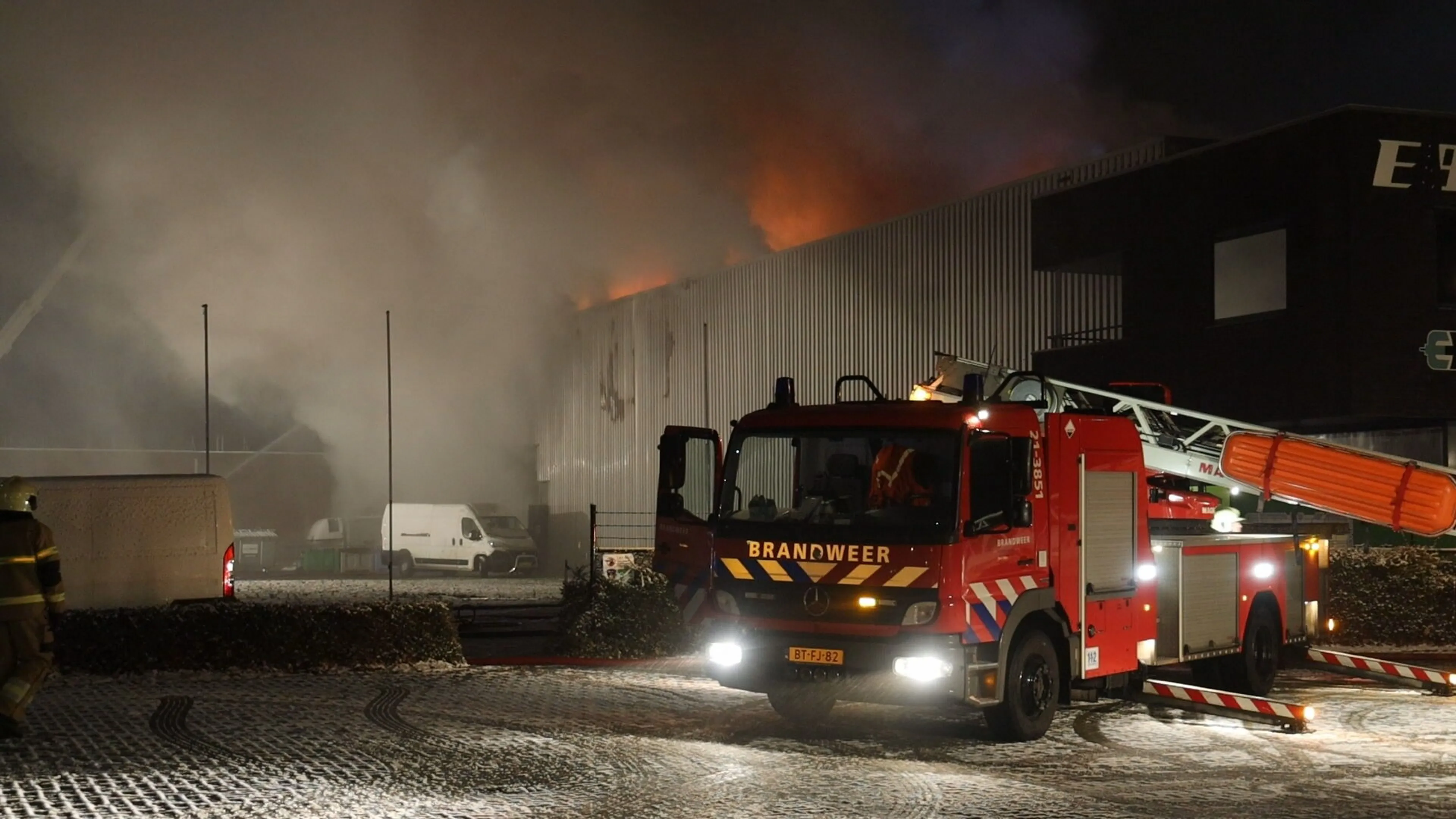 Politie doet onderzoek na grote brand bij E-Bike center in Cuijk