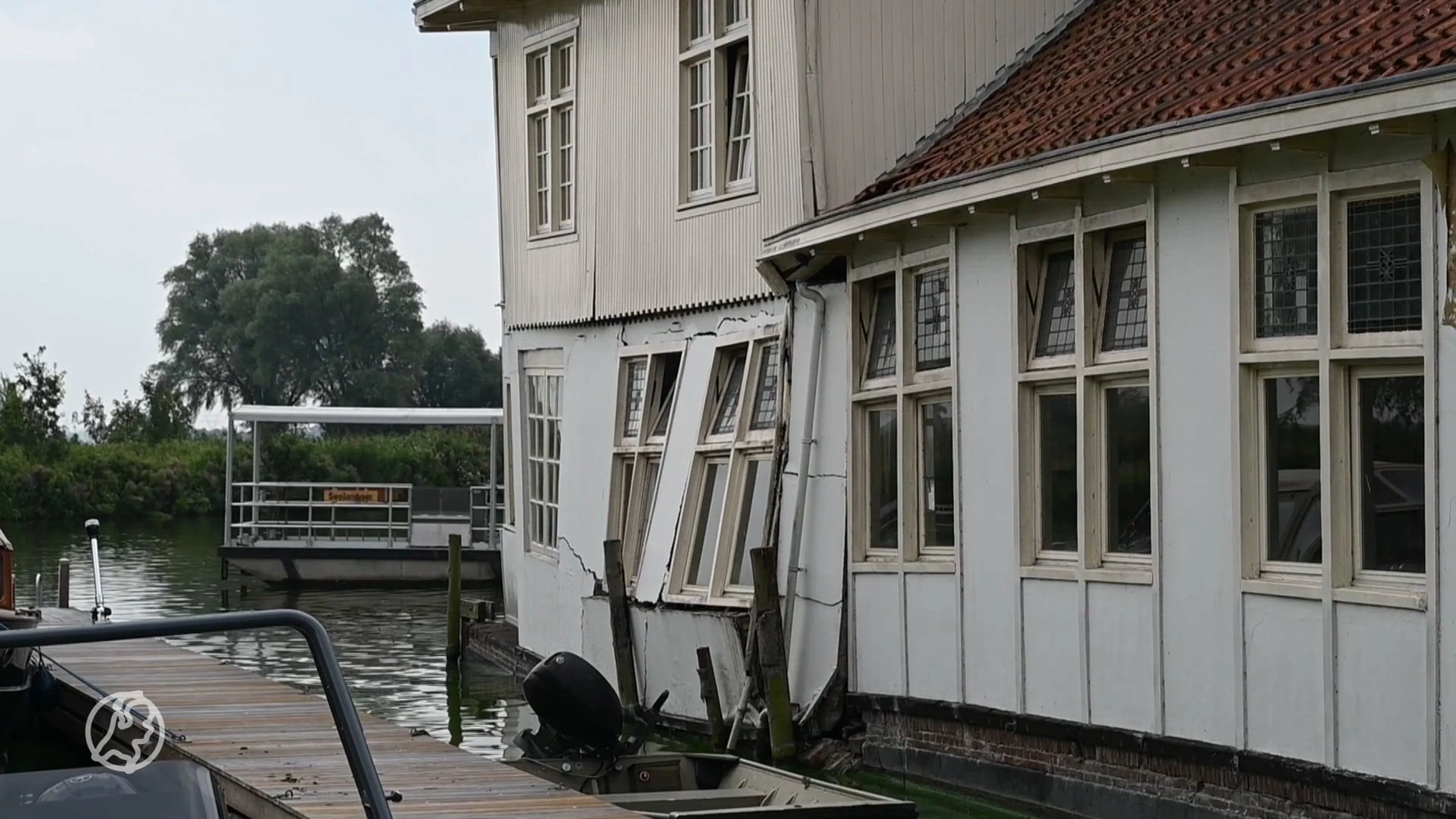 Woning in Warmond dreigt te verzakken, brandweer massaal ter plaatse