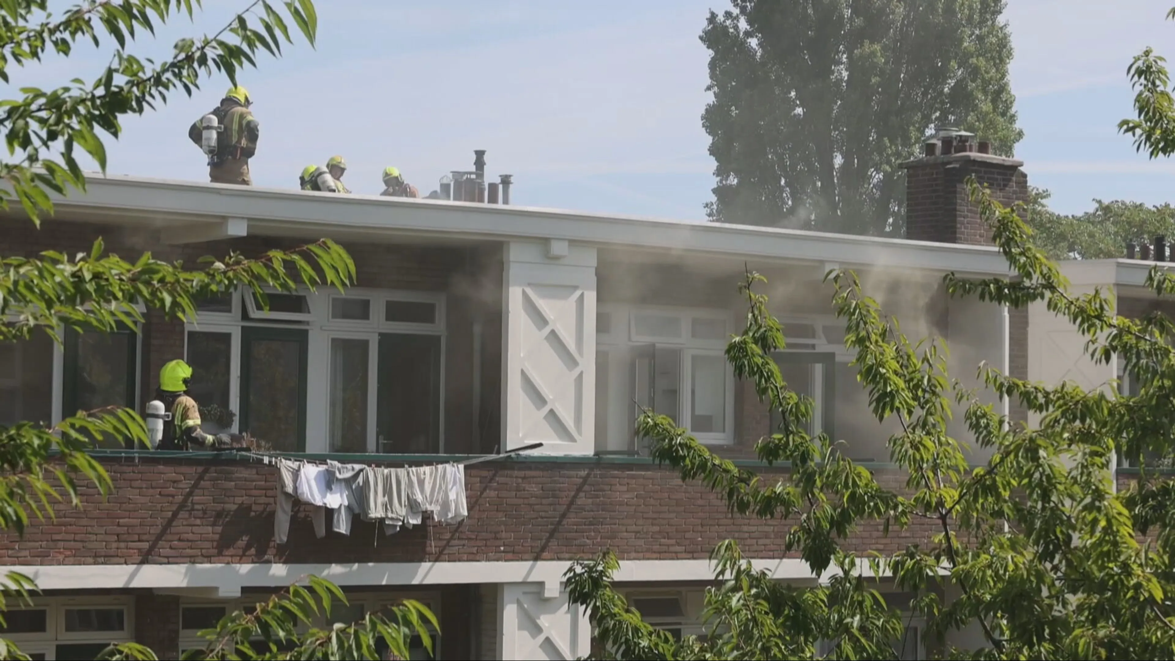 Grote brand na werkzaamheden op dak Rotterdam: twaalf woningen ontruimd