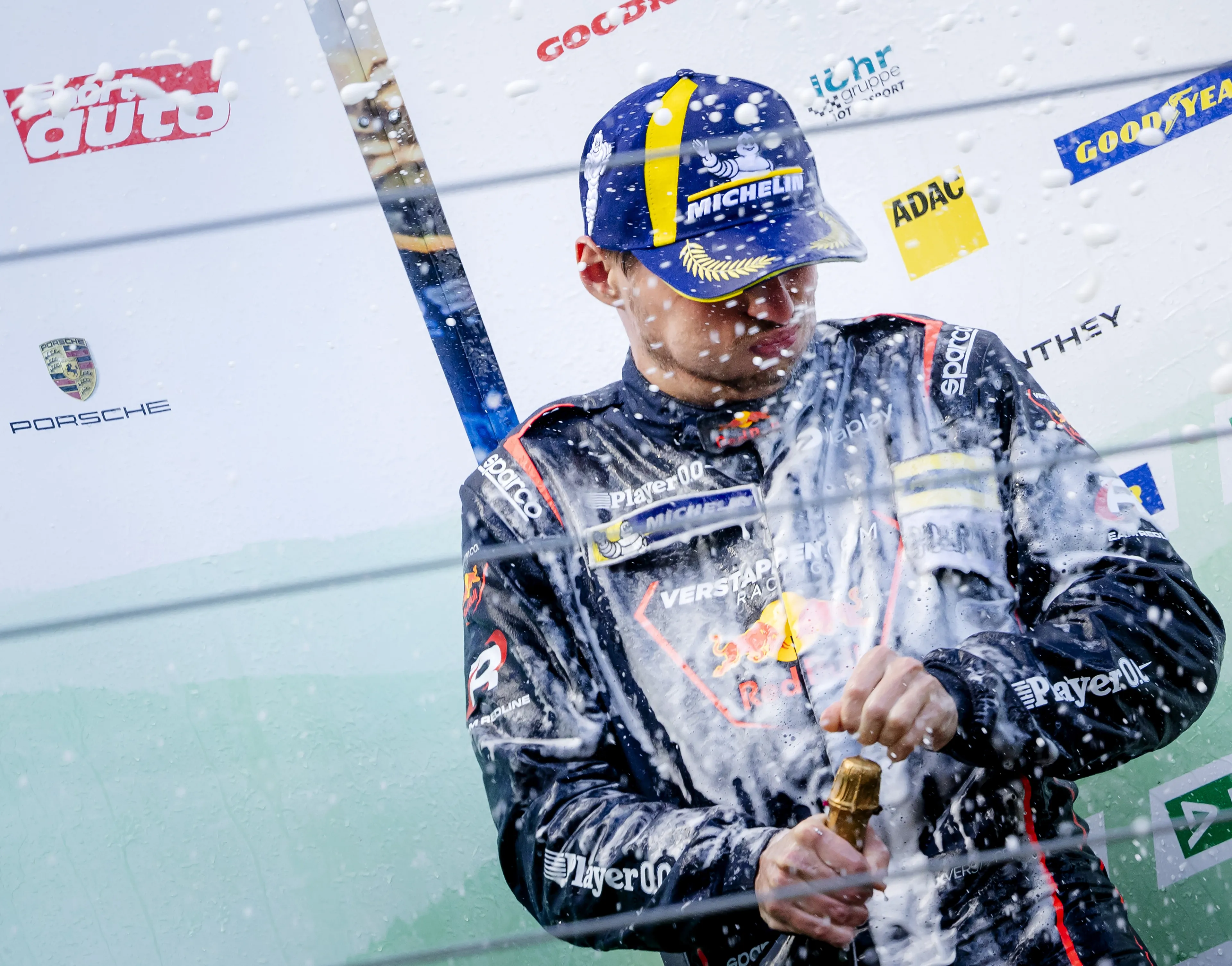 Verstappen raakt zege op Nürburgring kwijt na diskwalificatie
