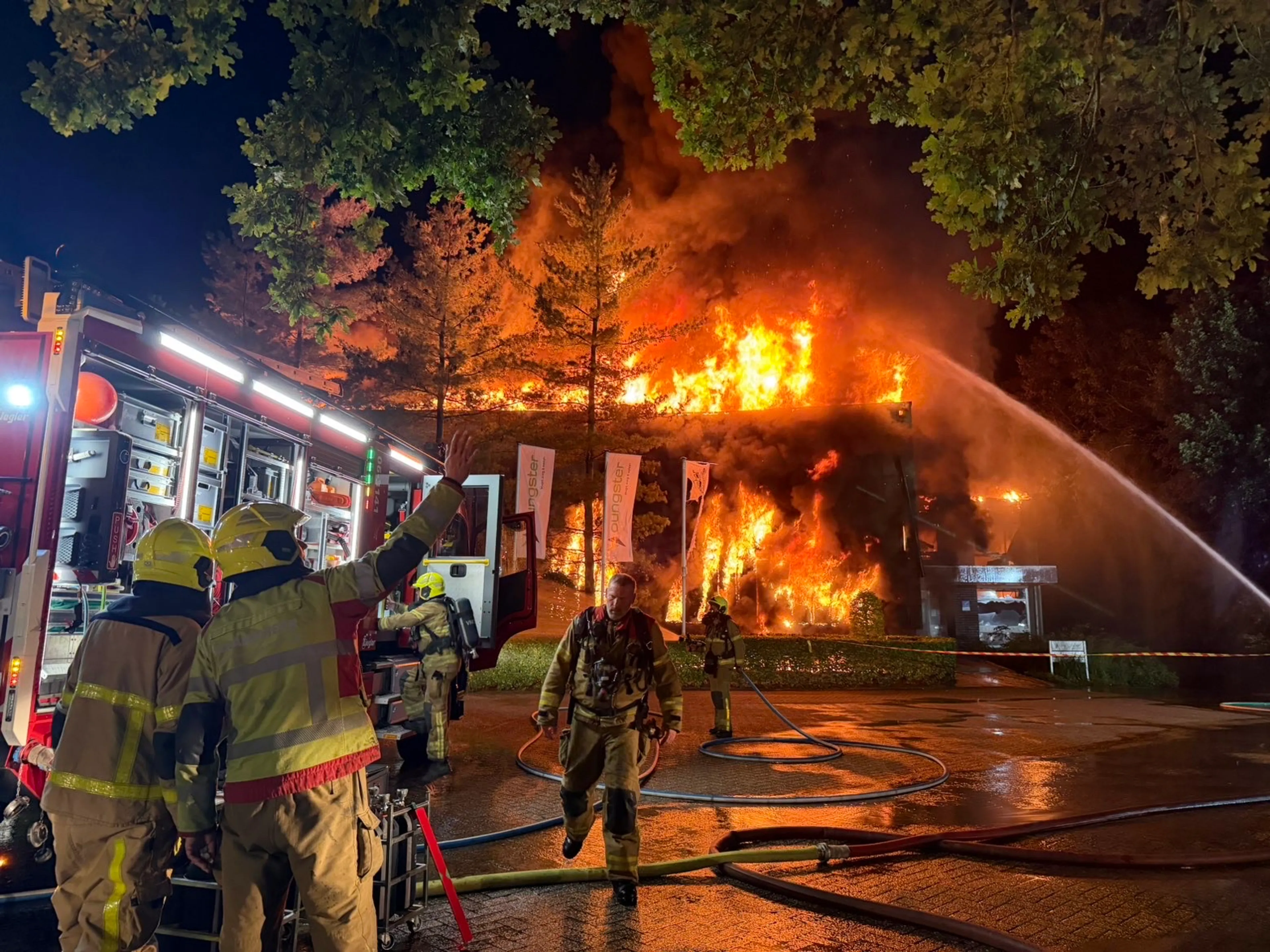 Jongere gewond bij zeer grote brand in zorginstelling Beekbergen