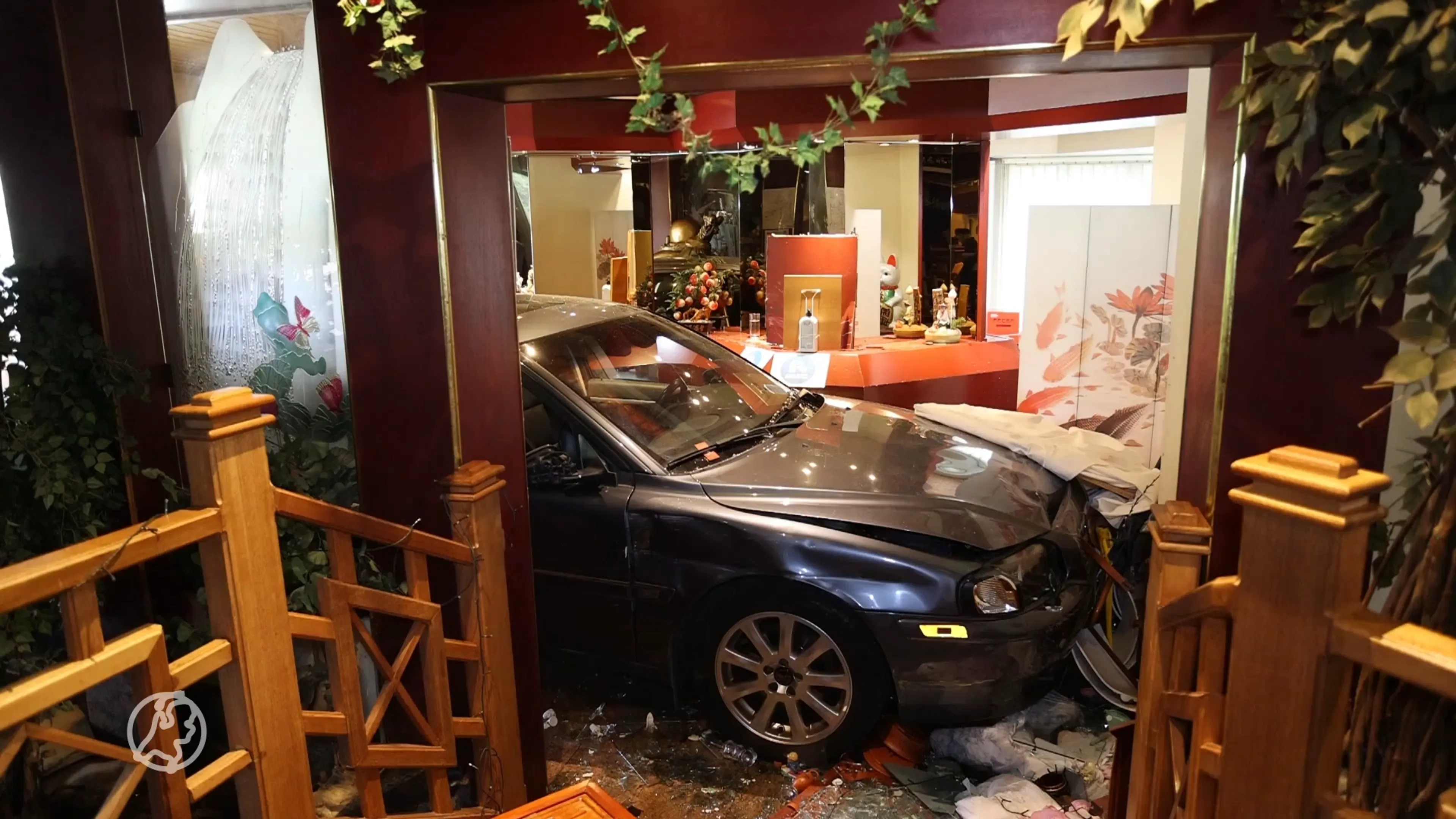 Hoogbejaarde man (88) vergist zich en rijdt Aziatisch restaurant binnen