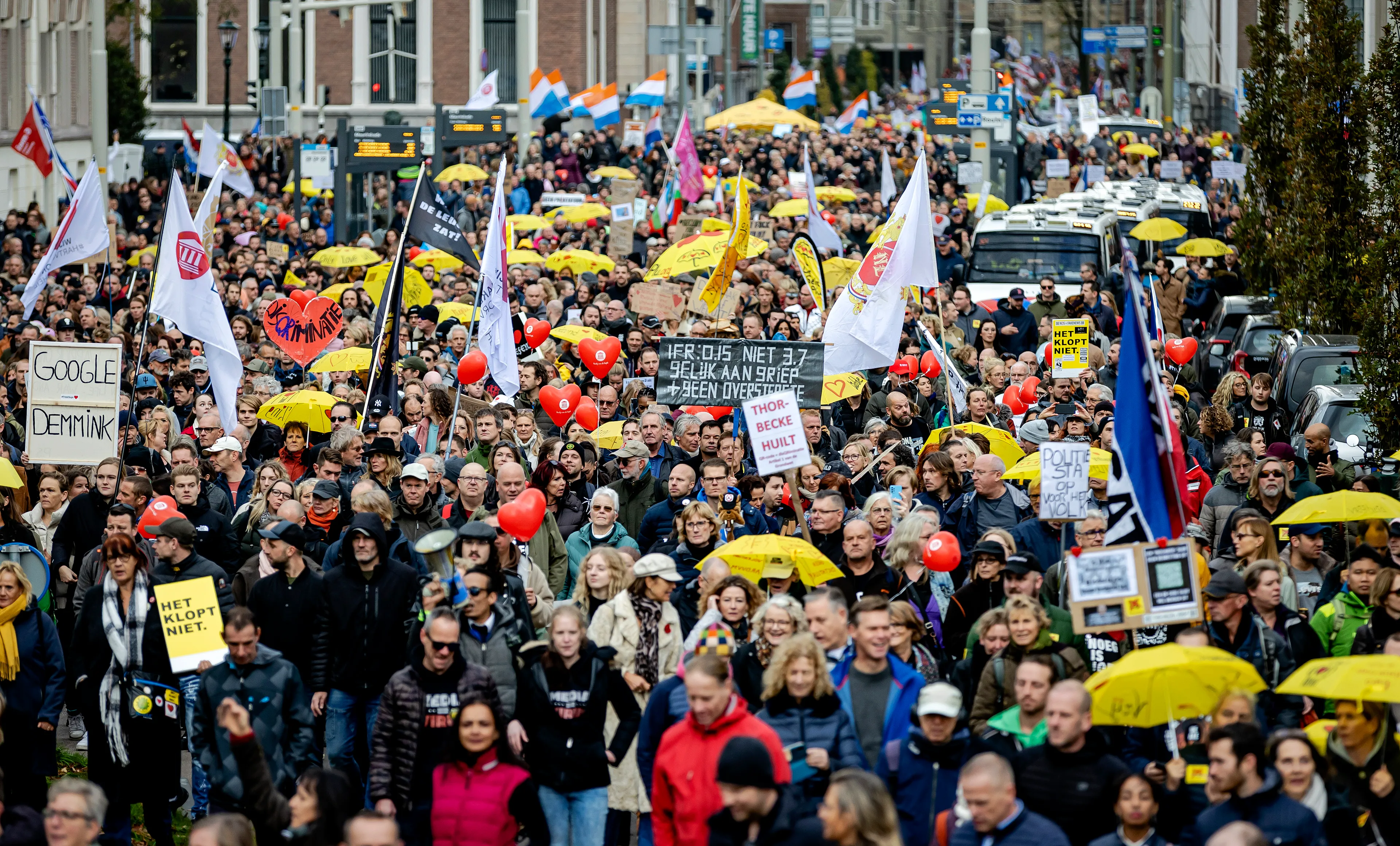 Tienduizenden mensen demonstreren in Den Haag tegen het coronabeleid