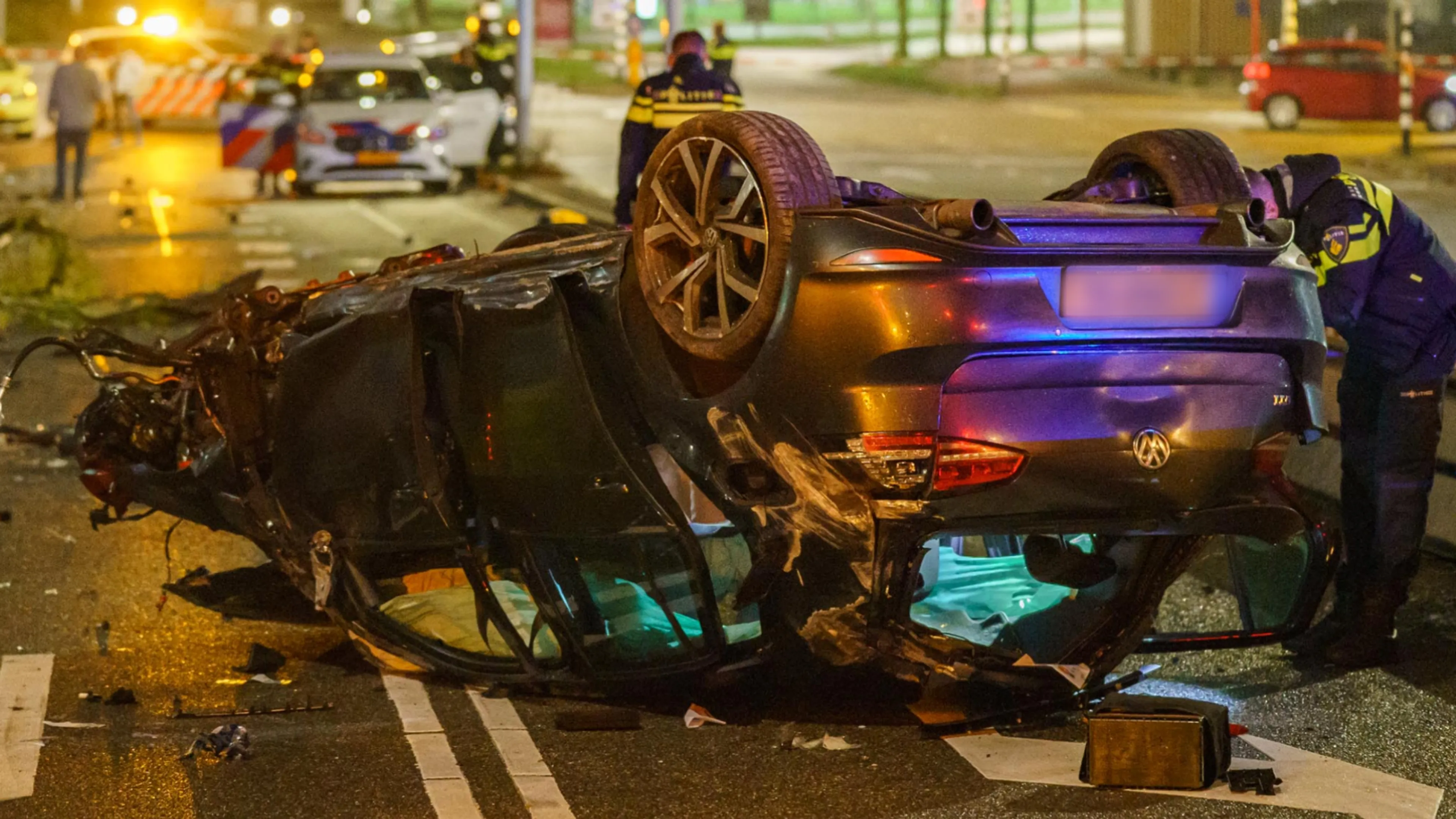 Megacrash in Utrecht: auto ramt gebouw en slaat over de kop