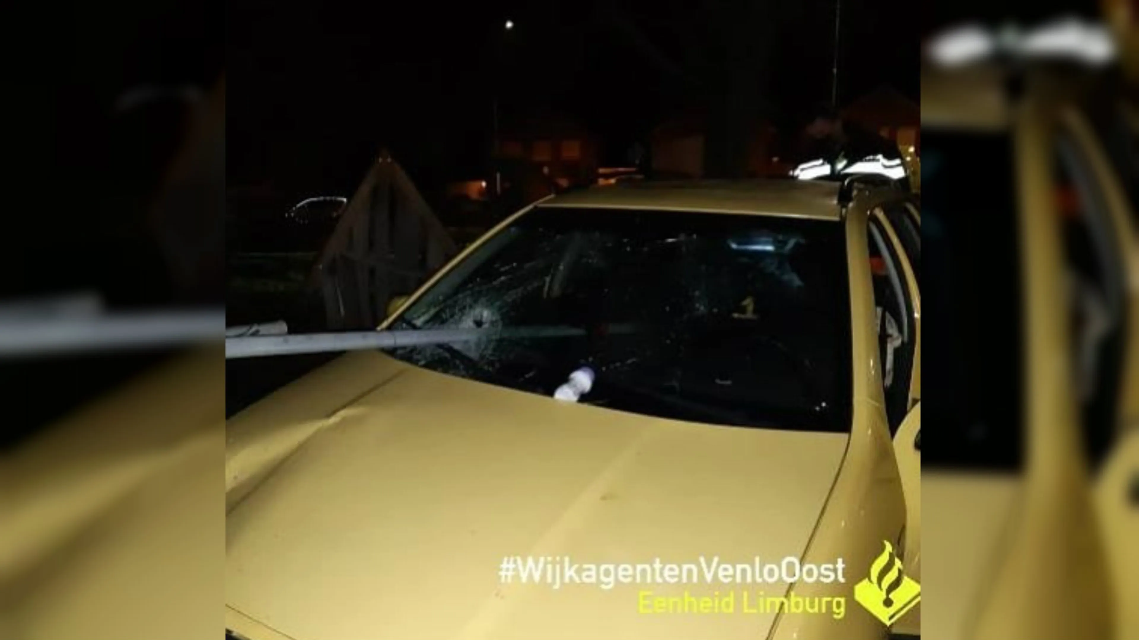 Paal doorboort auto en spietst stoel, bestuurder aan dood ontsnapt