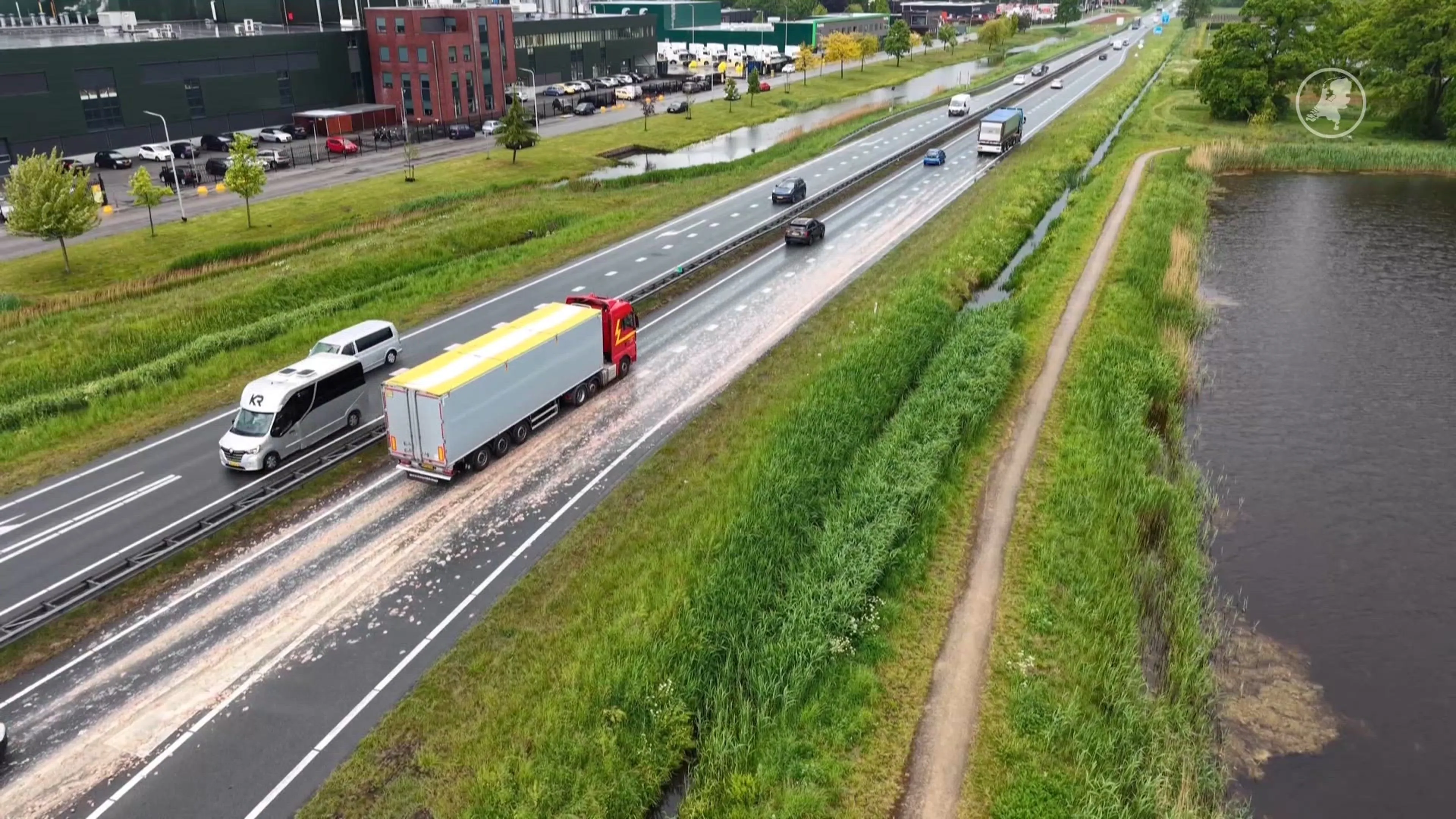 Vrachtwagen verliest slachtafval, vertraging op N36 bij Almelo