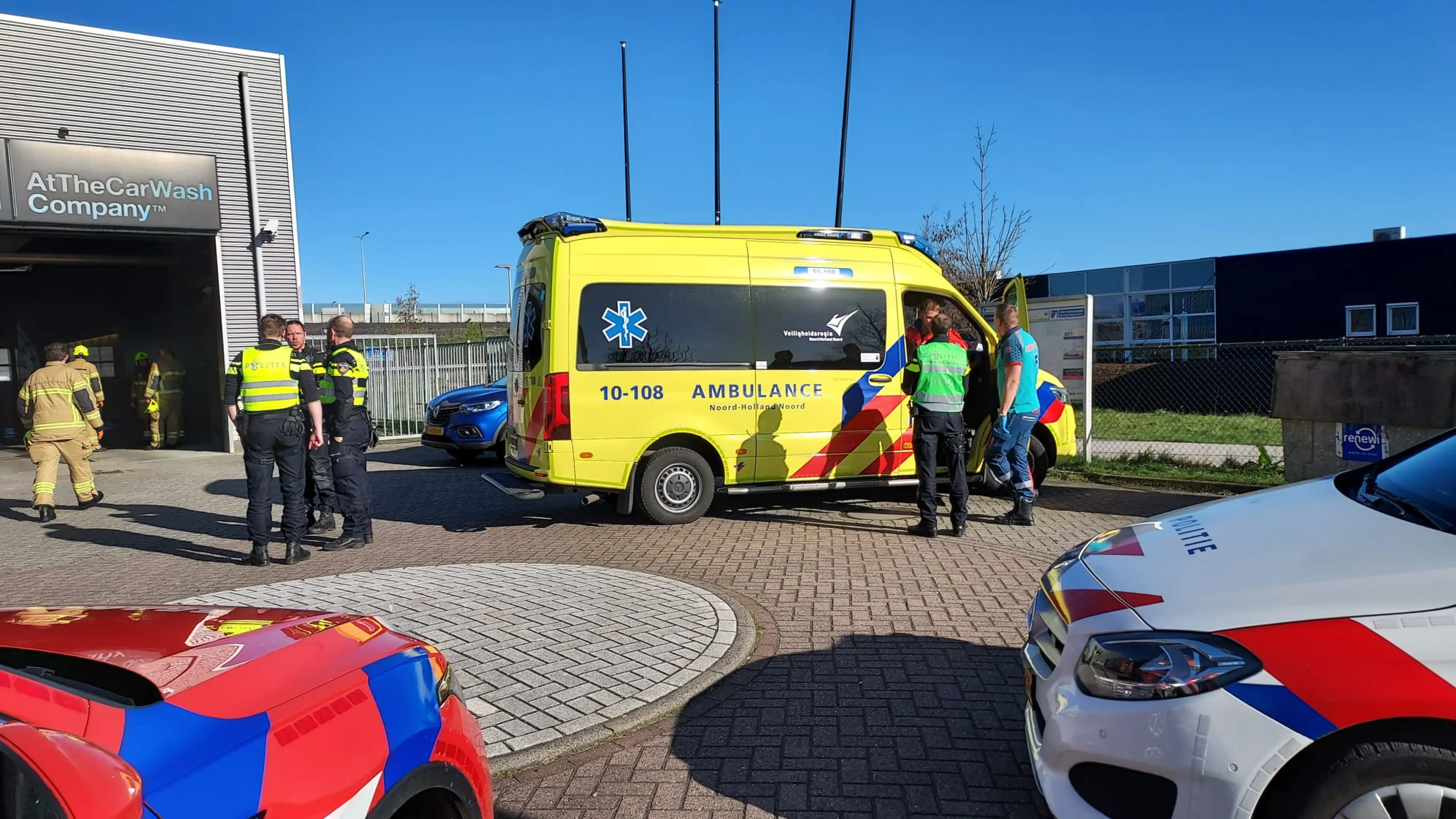 Automobilist gewond na uitstappen tijdens schoonmaakbeurt in wasstraat