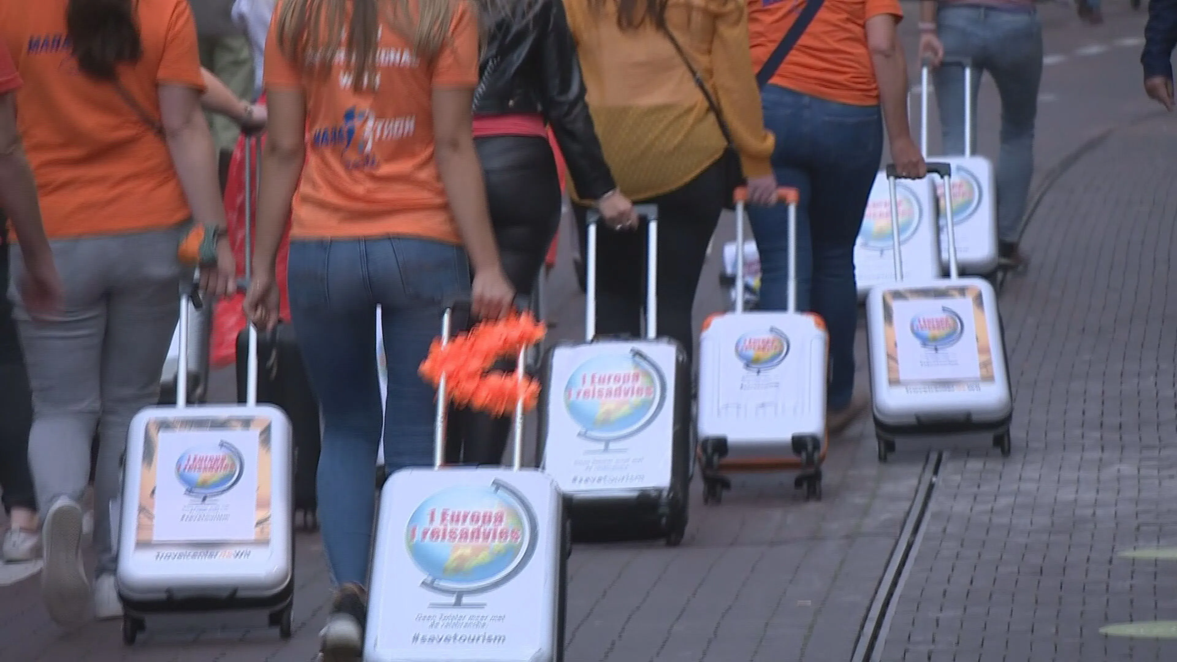 Reisbranche is boos om 'oranje' reisadviezen, dus met rolkoffers naar Den Haag