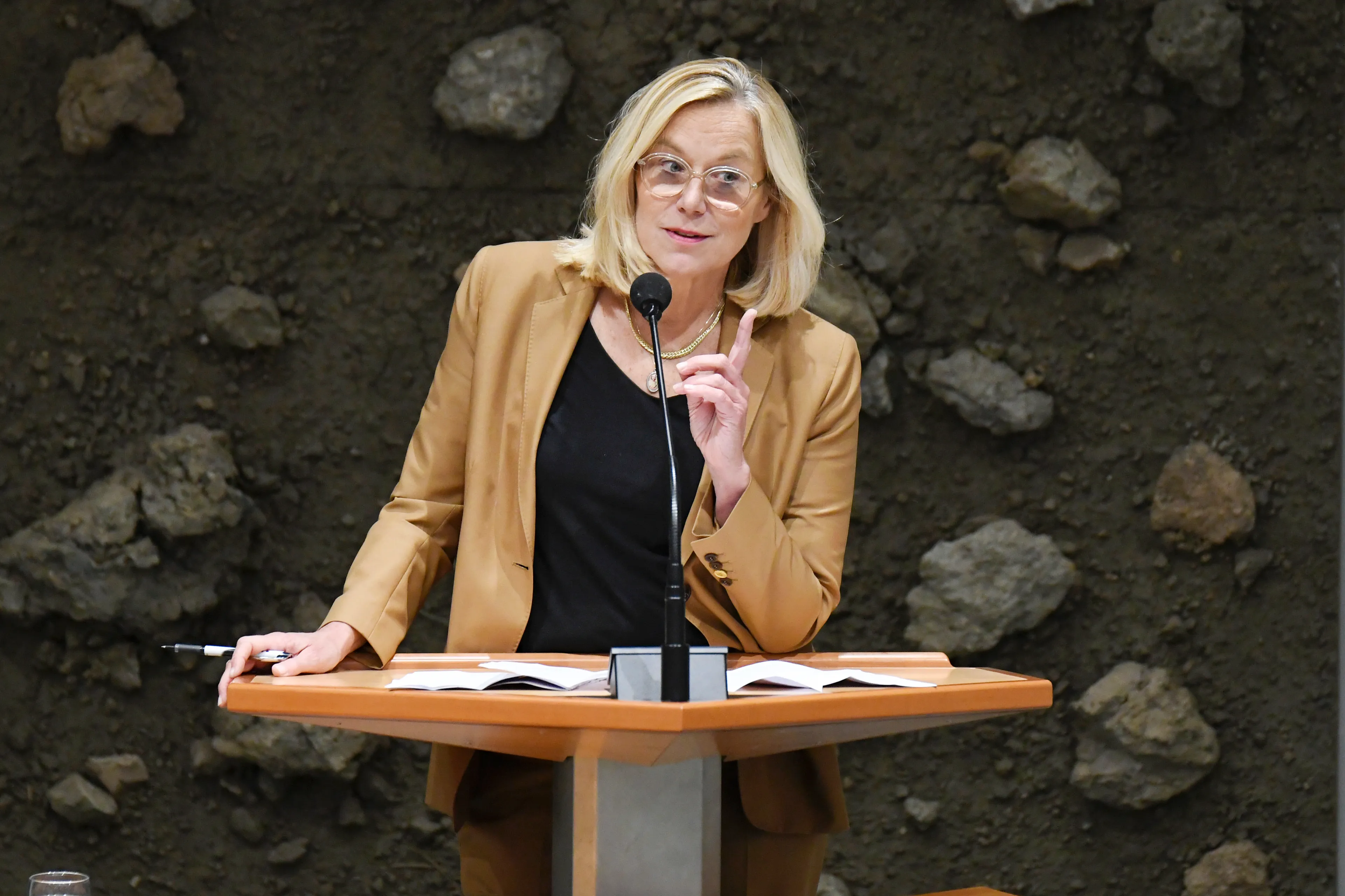Minister Kaag waarschuwt: we zullen 'een stukje armer worden'