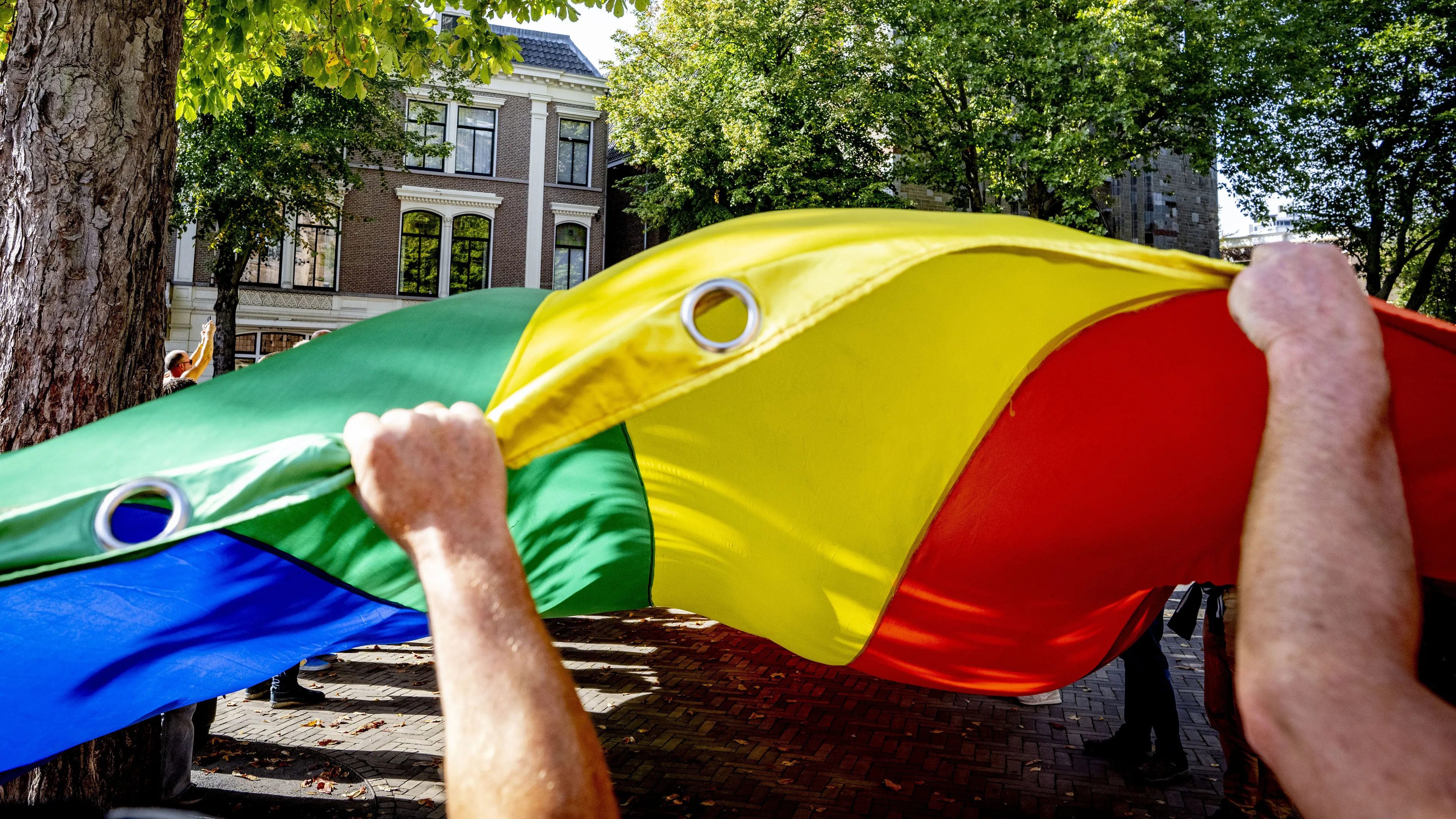 Deelnemers Pridewalk Almere bespuugd en bedreigd, politie onderzoekt meldingen