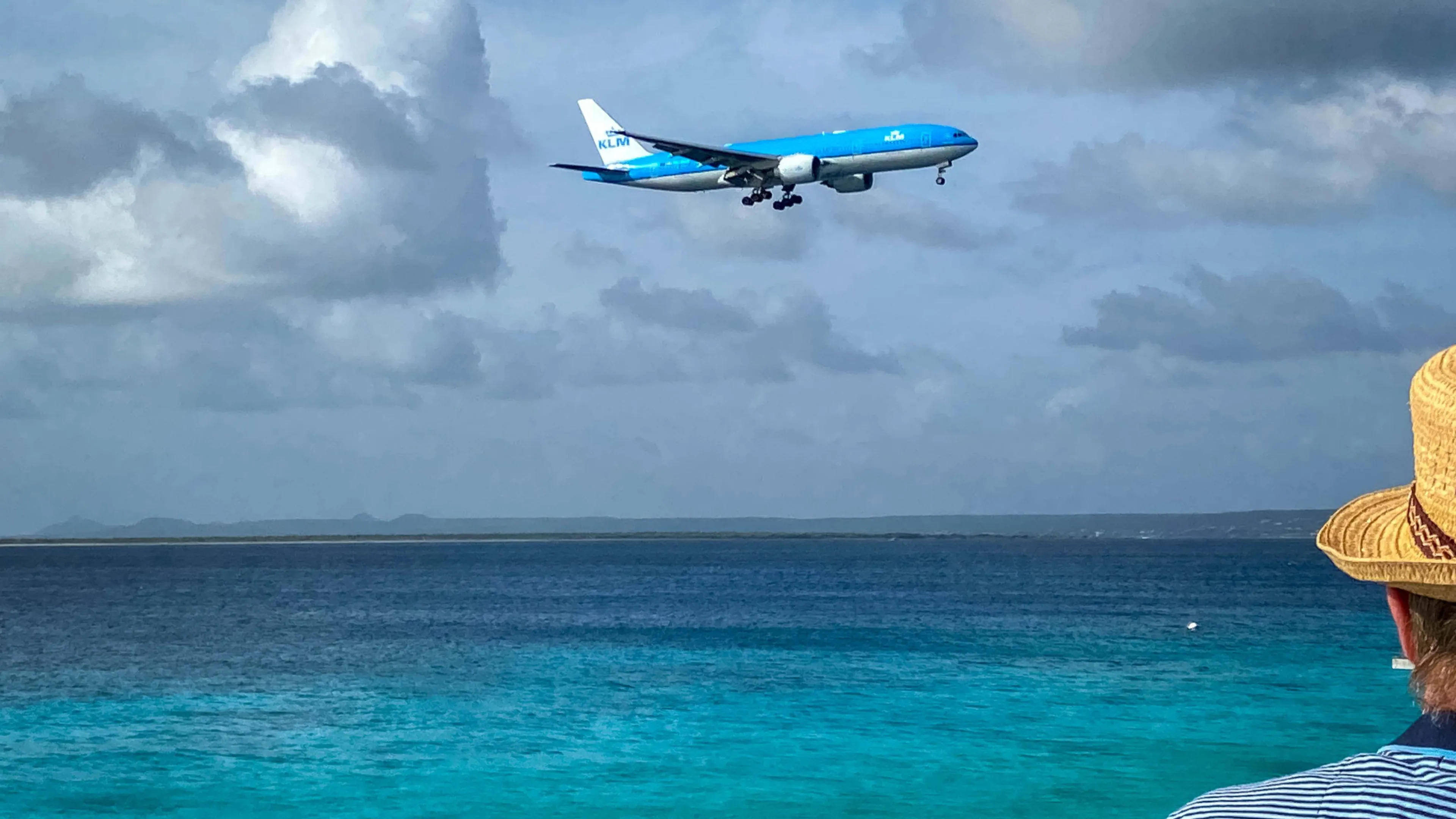 Powerbank vliegt in brand op KLM-vlucht naar Curaçao, toestel keert om