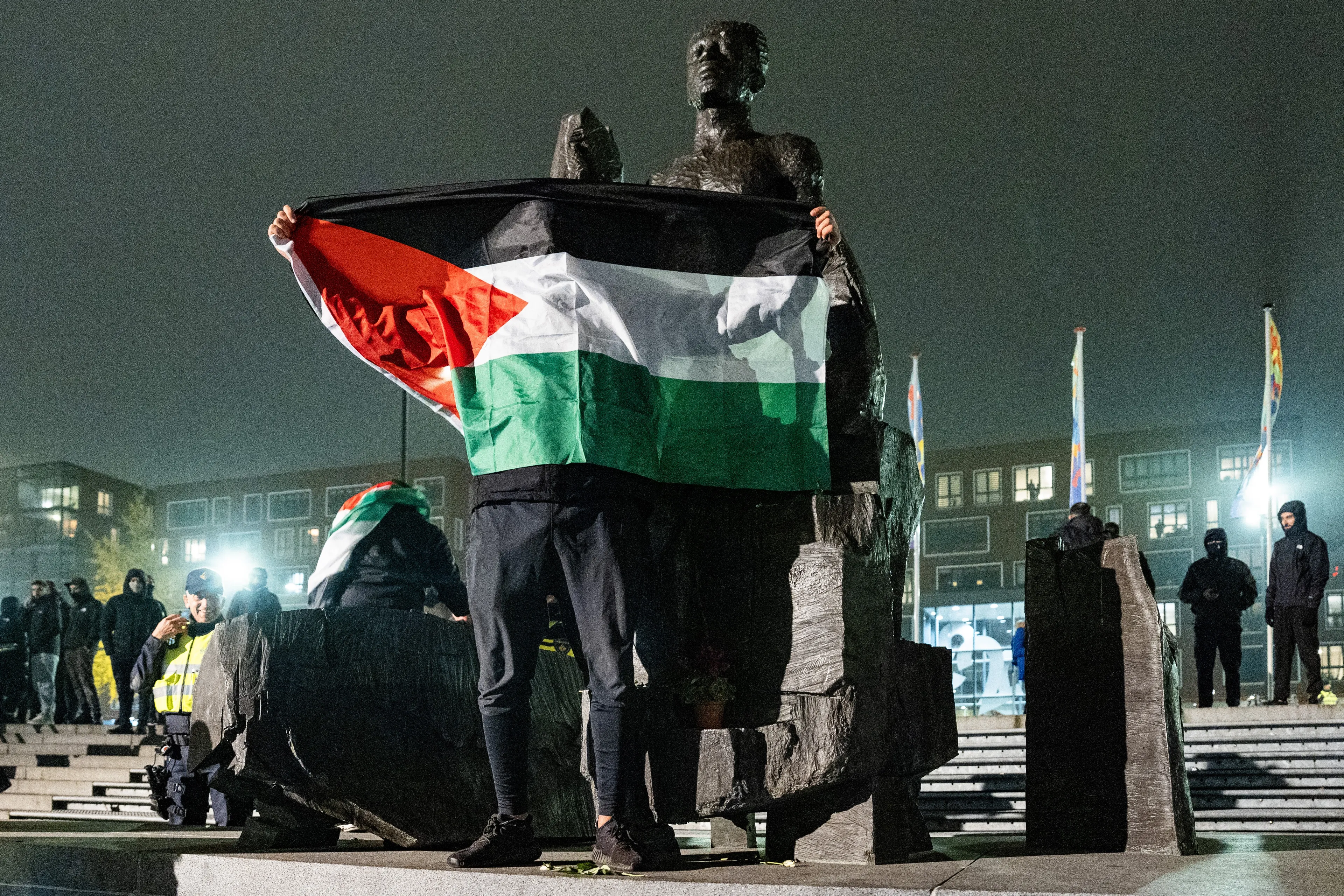 Politieke walging na aanvallen op Israëlische fans, Schoof belt Netanyahu