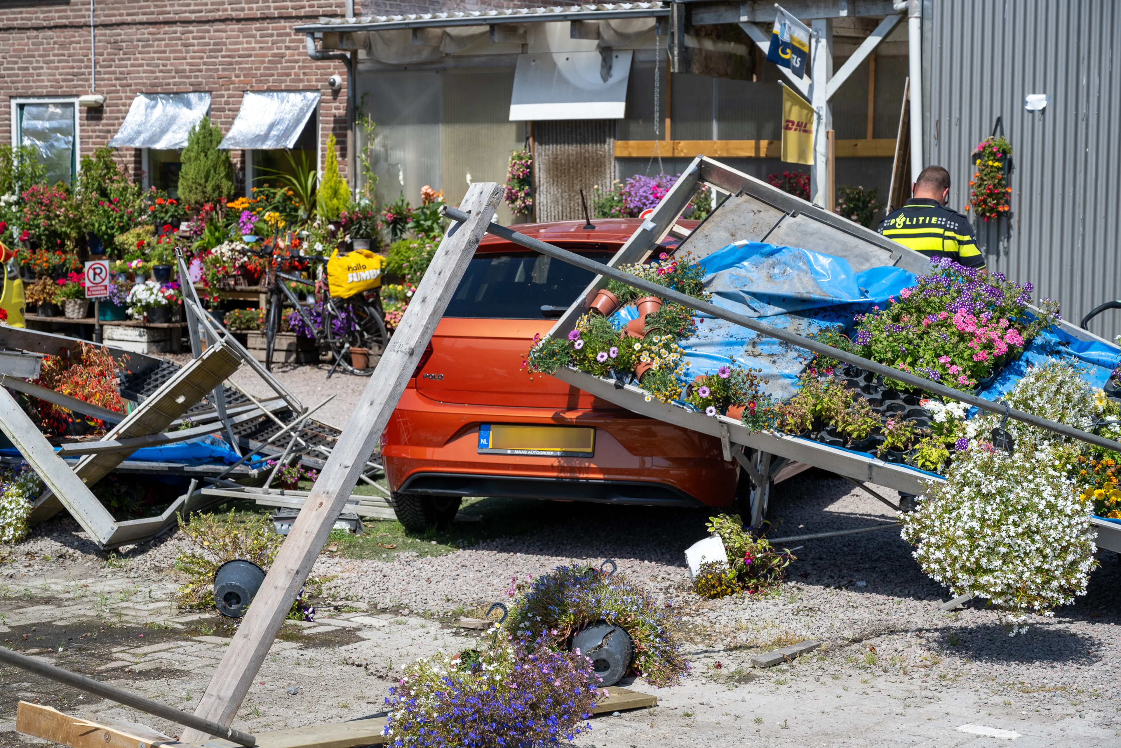 Ravage bij tuincentrum Mijdrecht: auto ramt plantenbakken