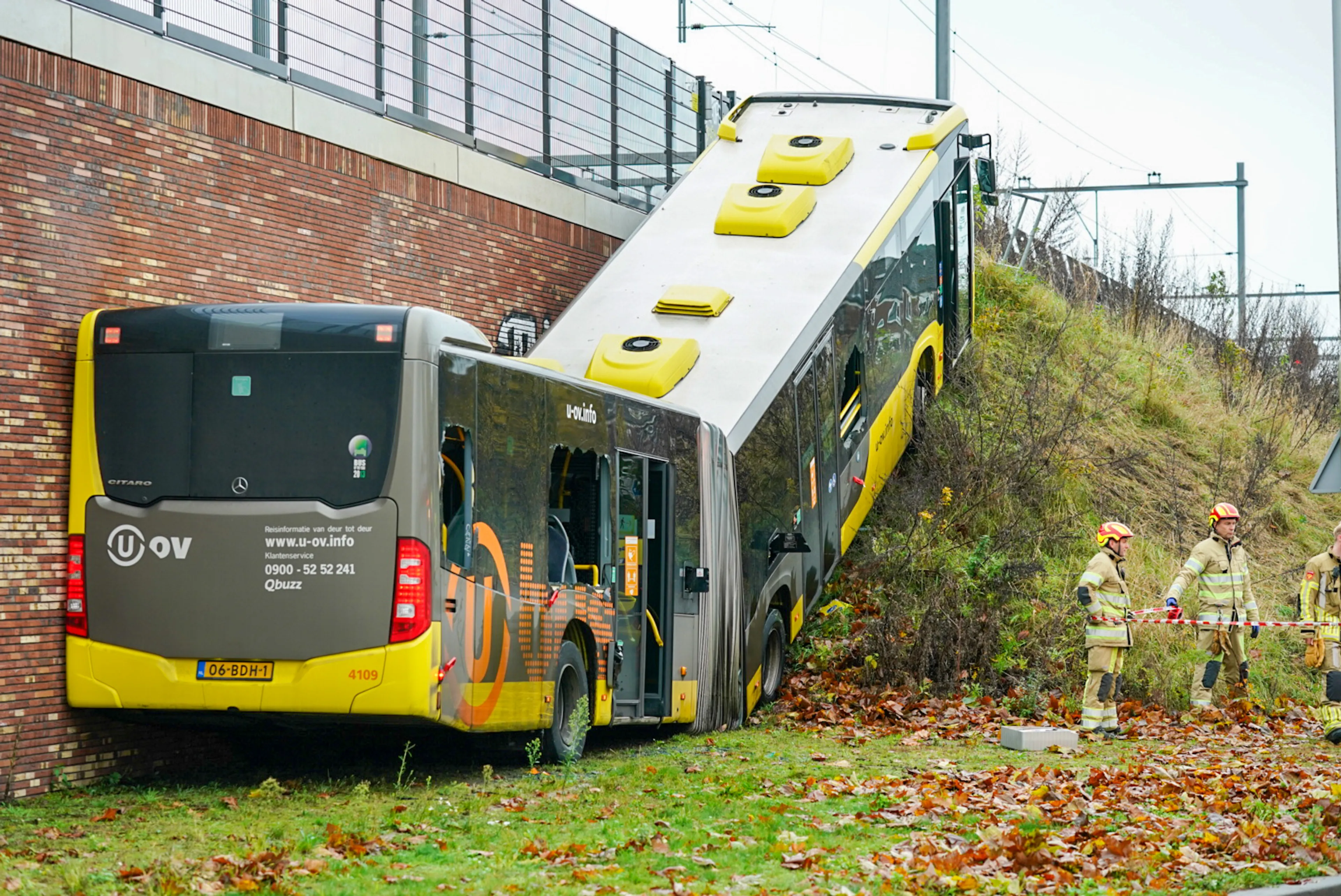 Utrechtse stadsbus met passagiers vliegt uit de bocht: vier gewonden