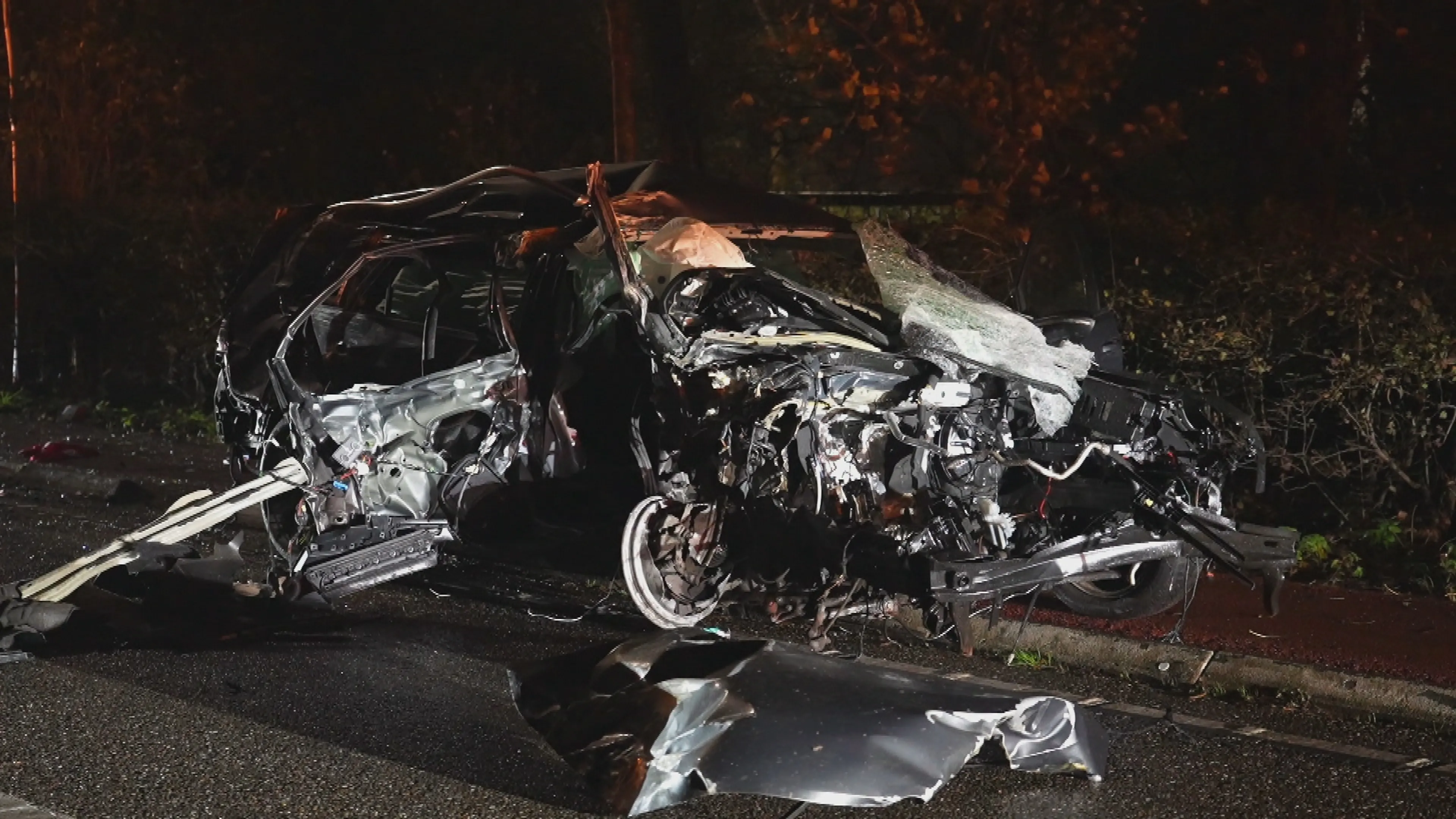'Enorme ravage in Oosterhout: auto klapt op twee bomen na achtervolging'