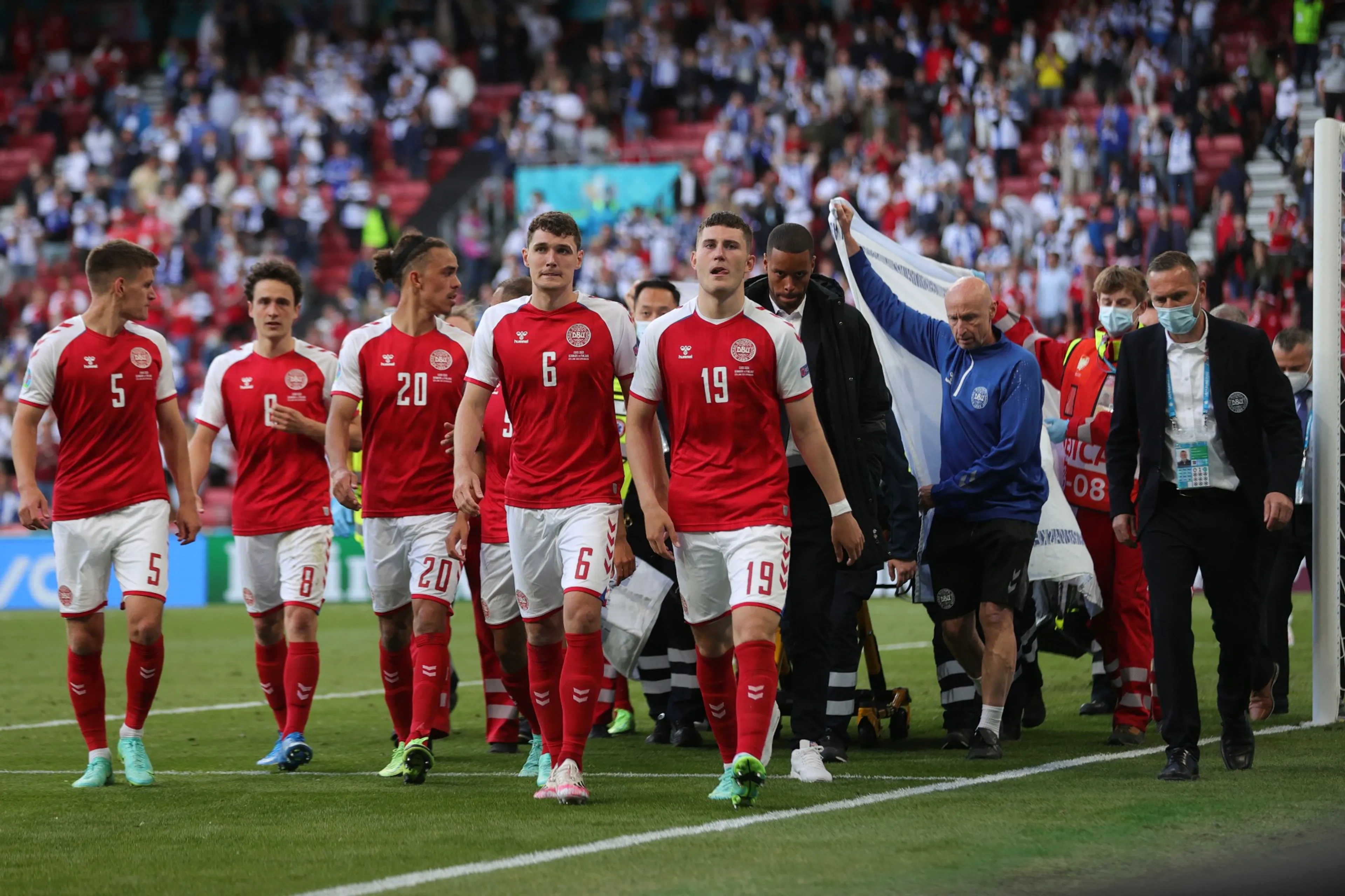 Oud-Ajacied Christian Eriksen minutenlang gereanimeerd tijdens EK-wedstrijd tegen Finland