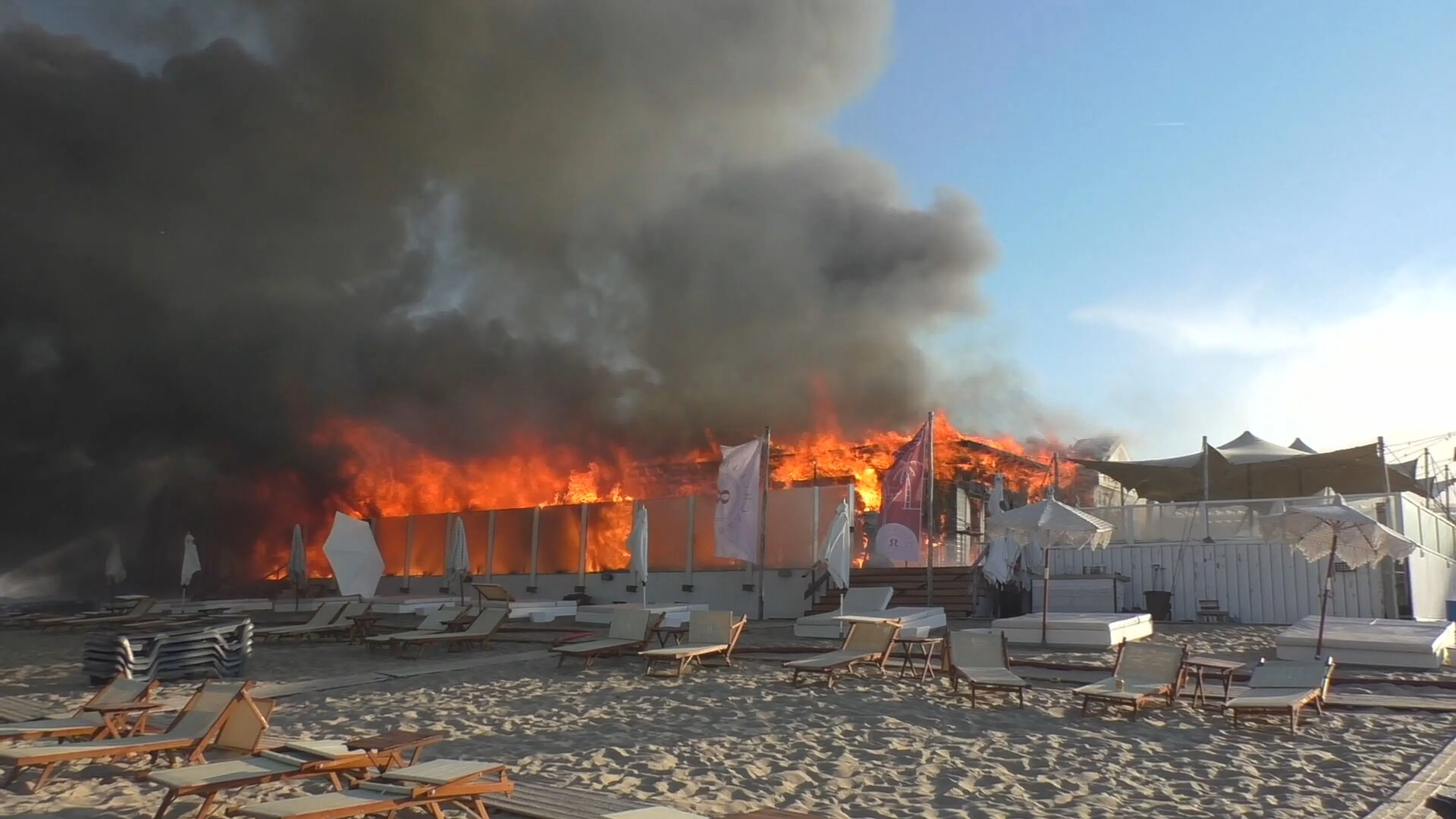 Strandtent brandt af in Rockanje, nablussen gaat nog uren duren