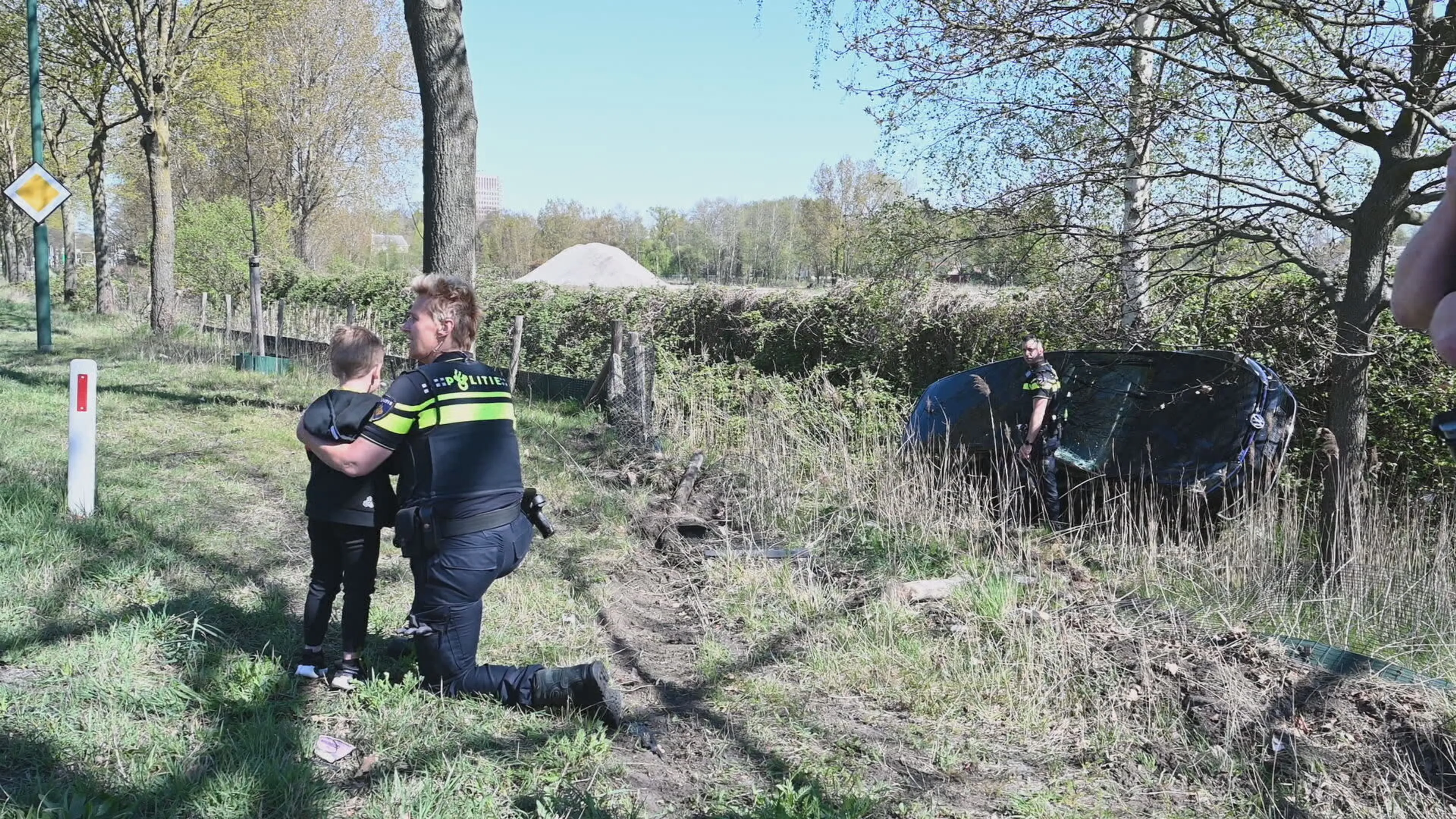 Vader en zoontje slaan met auto over de kop na aanrijding, politie zoekt doorrijders