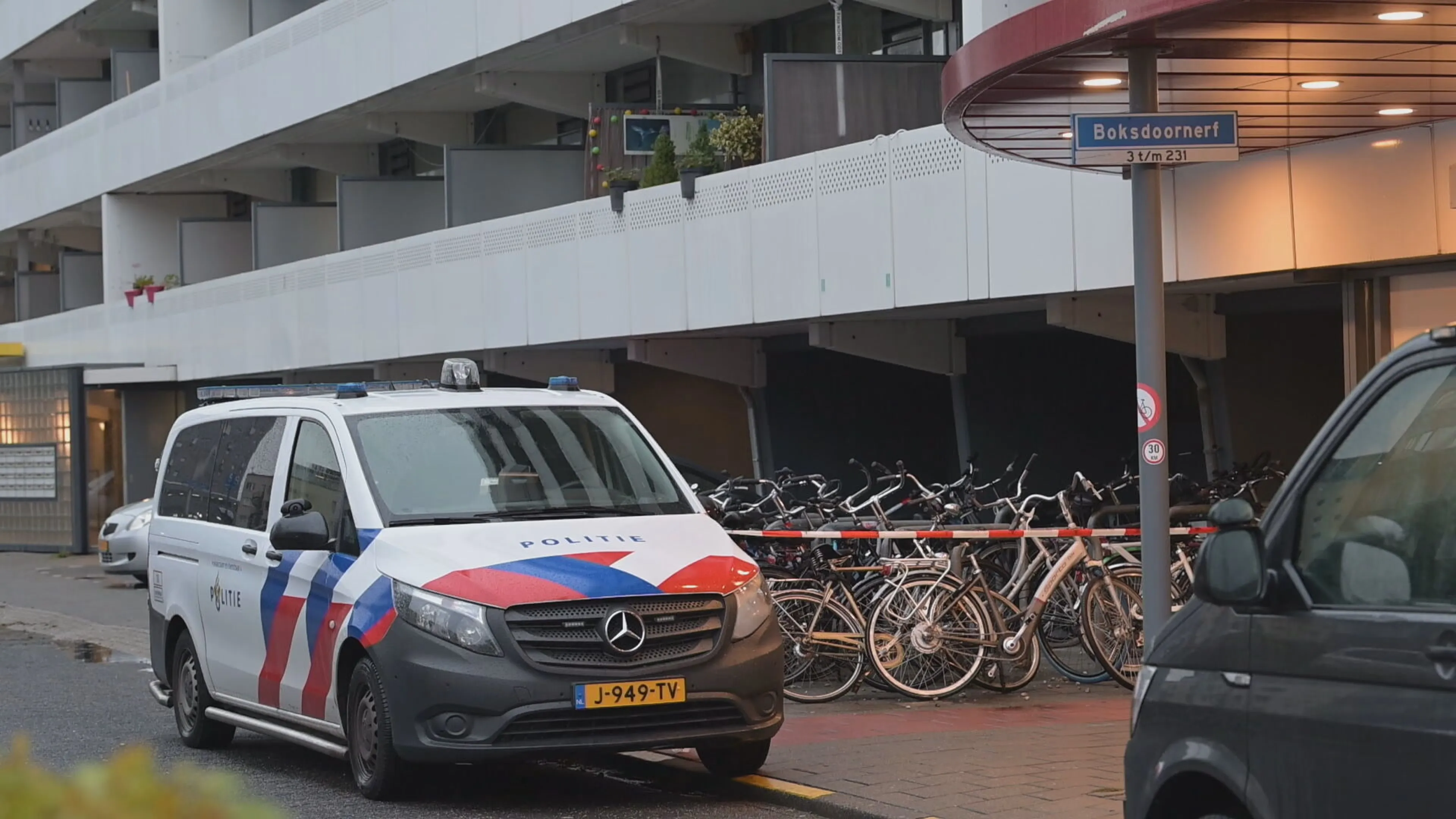 Man (32) mishandelt flatbewoonster (21) en valt van balkon tijdens vluchtactie