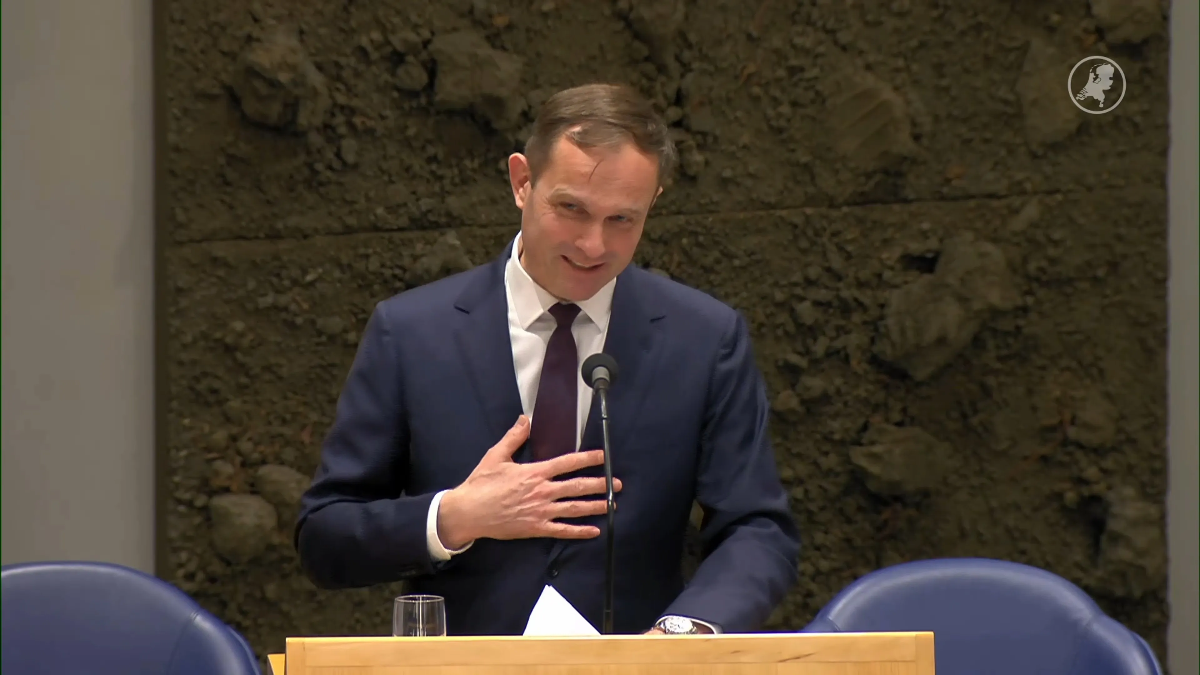 Emoties bij staatssecretarissen in gesprek met moeder pleegmeisje