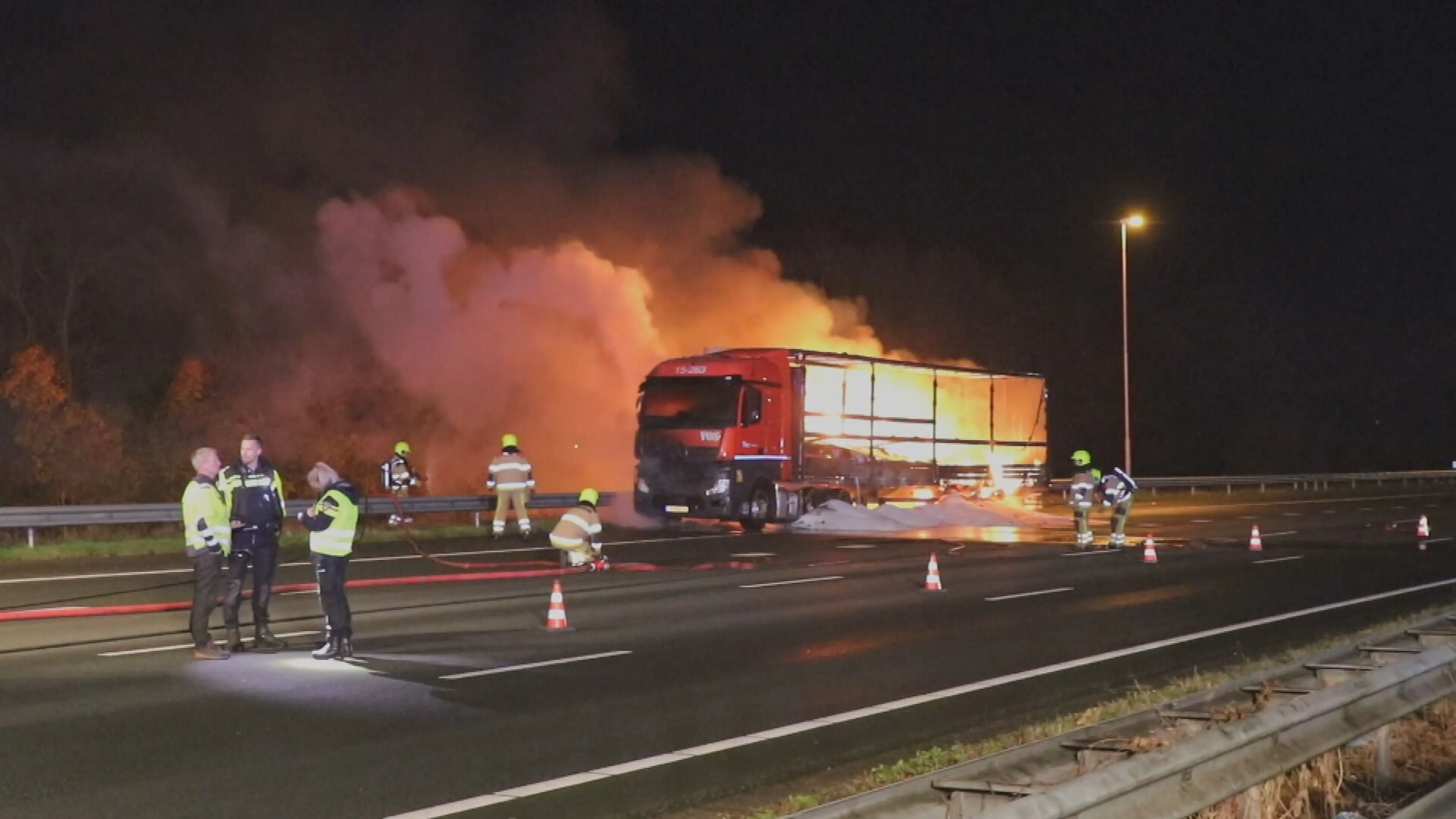 Vrachtwagen in brand op A2: snelweg na uren weer open