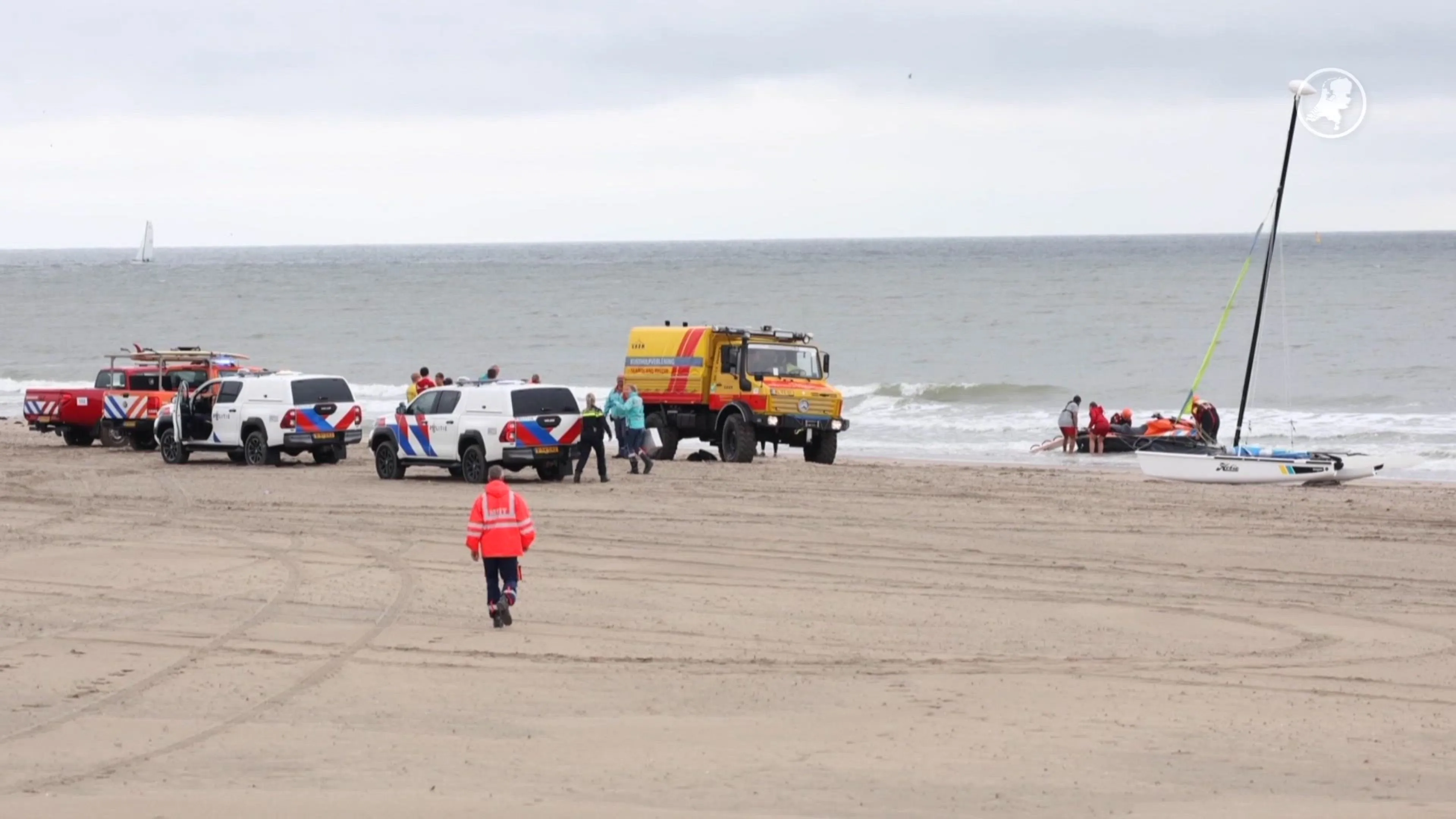 KNRM haalt leerlingen zeilschool in nood van zee bij Scheveningen
