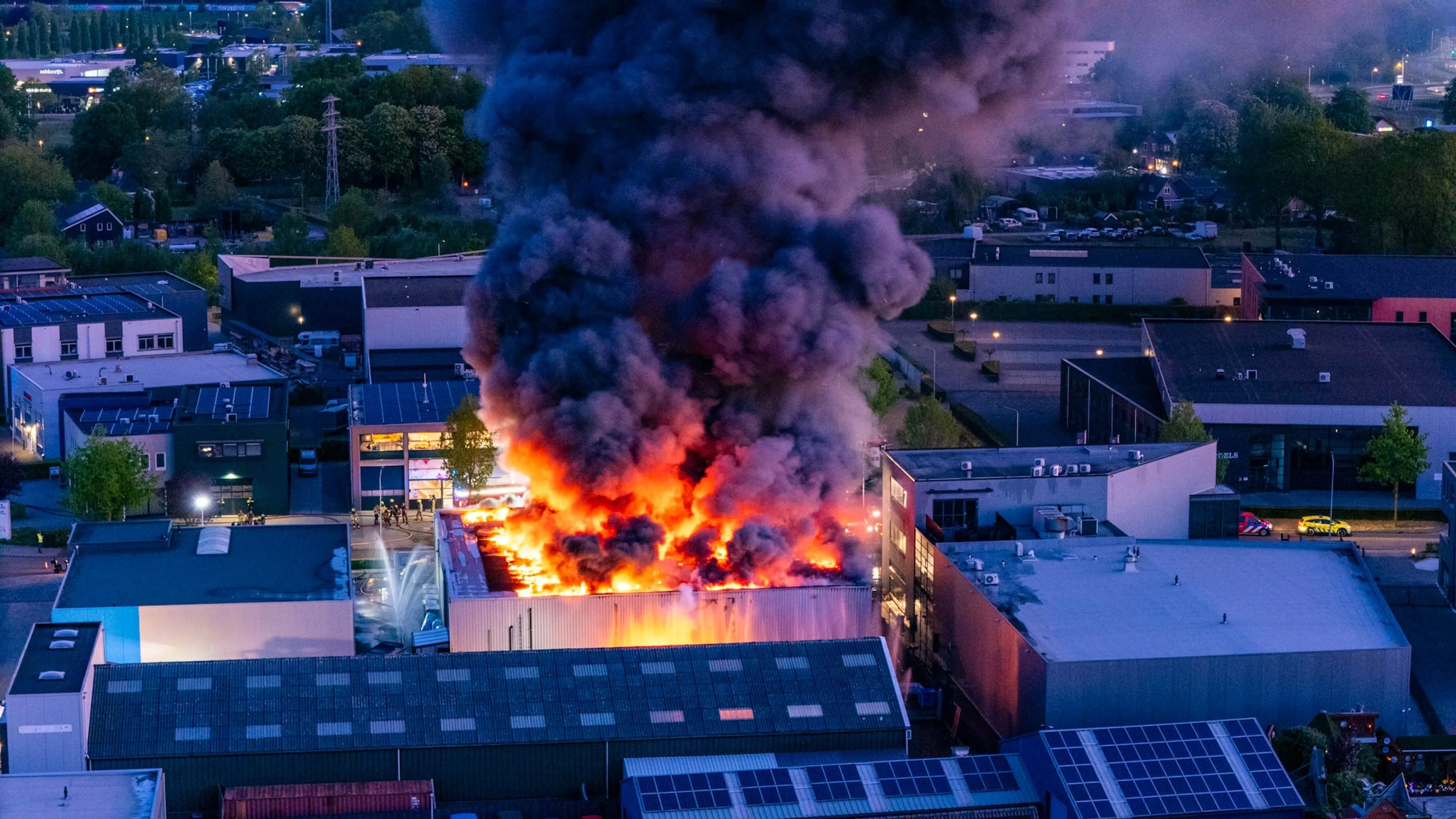Grote brand dessertbedrijf Ermelo mogelijk aangestoken