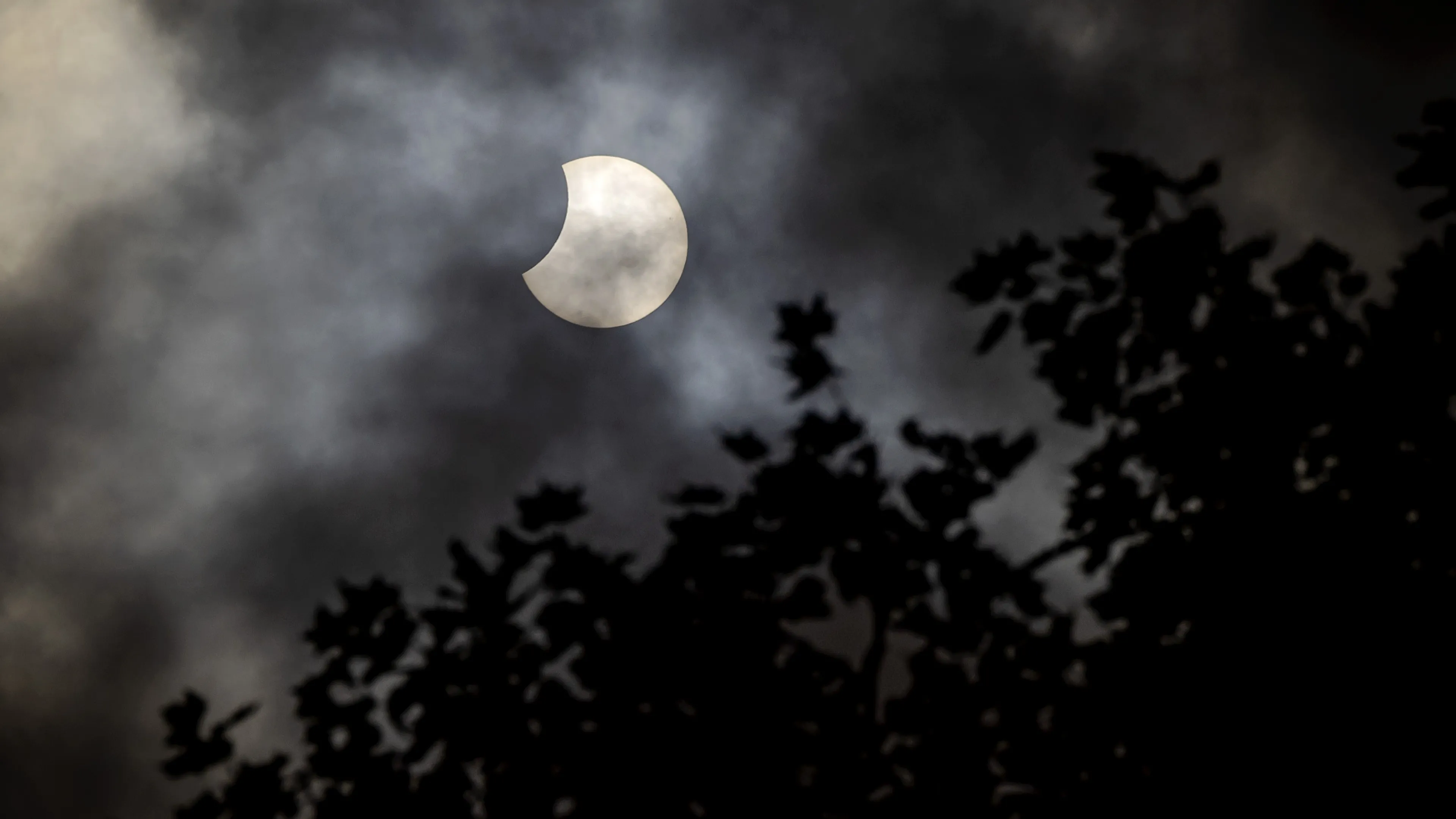Zonsverduistering na jaren weer te zien in Nederland: zo laat moet je kijken