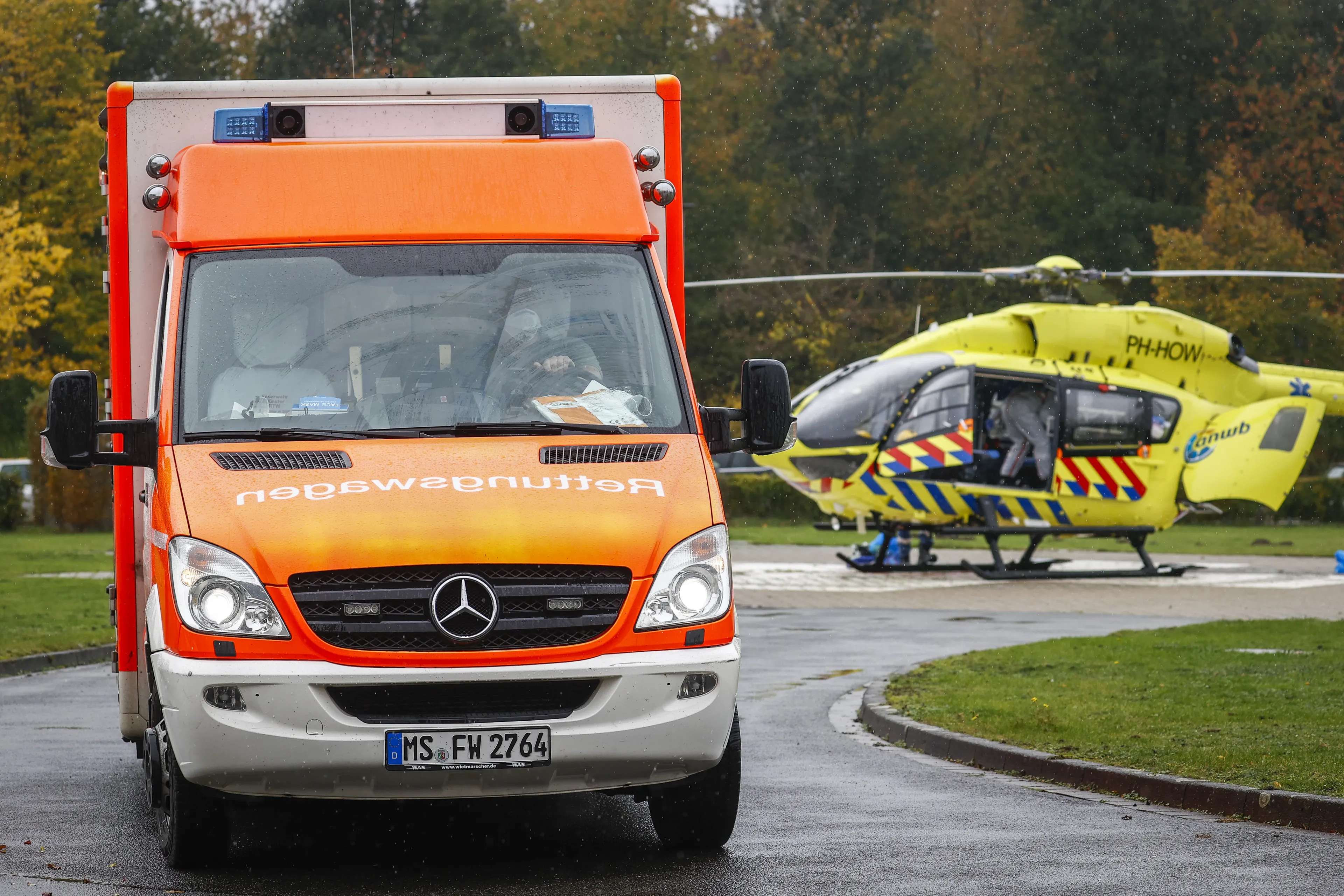 Nederlander levensgevaarlijk gewond na aanrijding Düsseldorf, auto rijdt door
