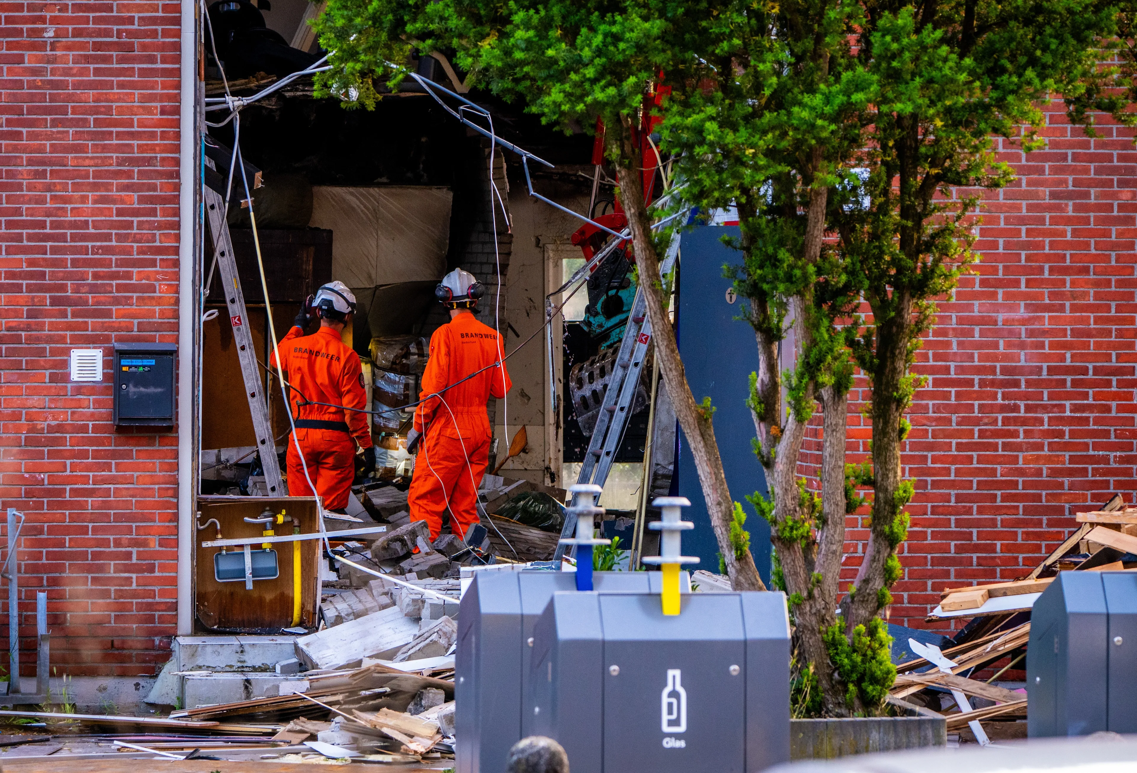 Hulpdiensten blijven zoeken naar slachtoffers bij flat Amsterdam