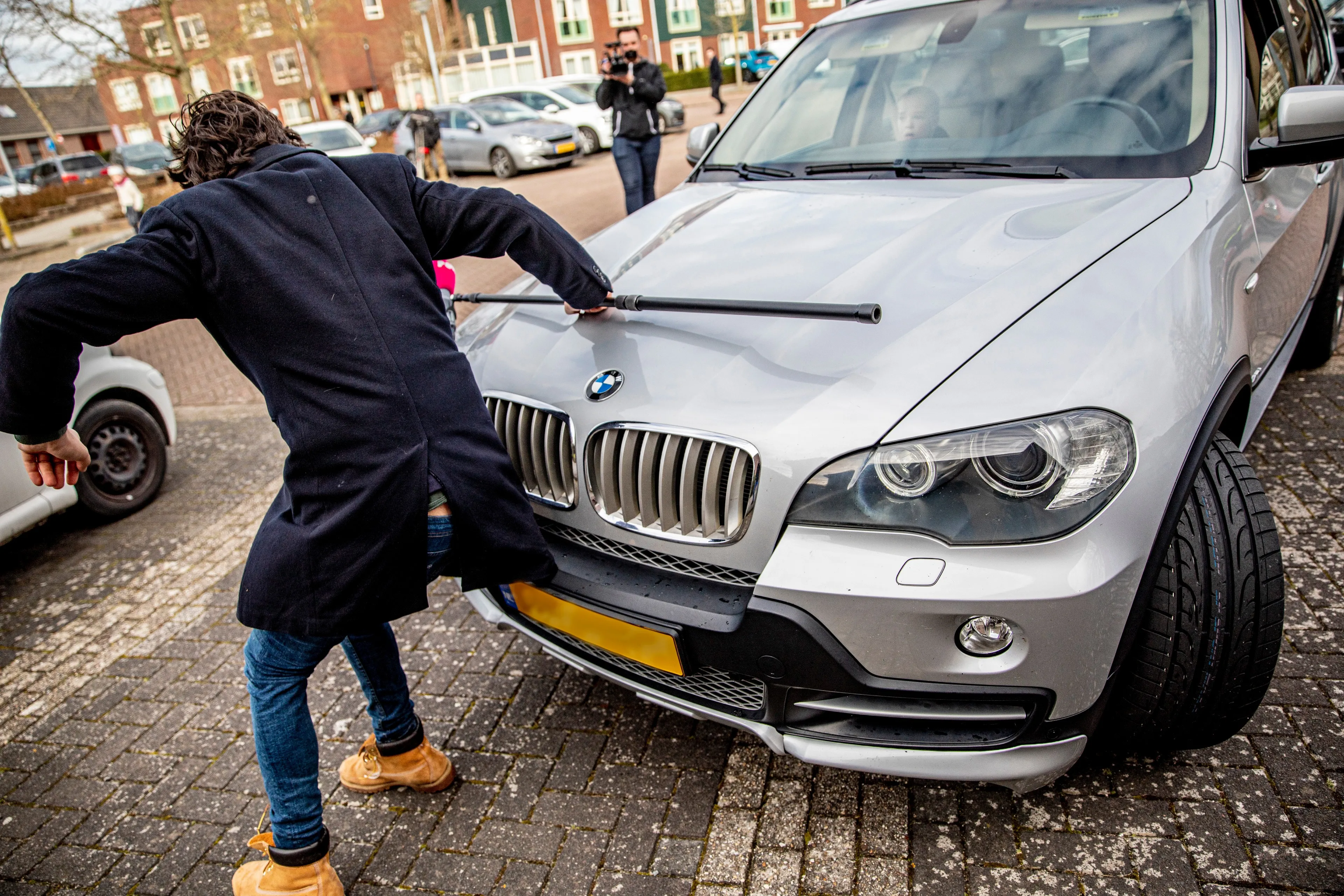 Verdachte inrijden op verslaggever op Urk gedagvaard