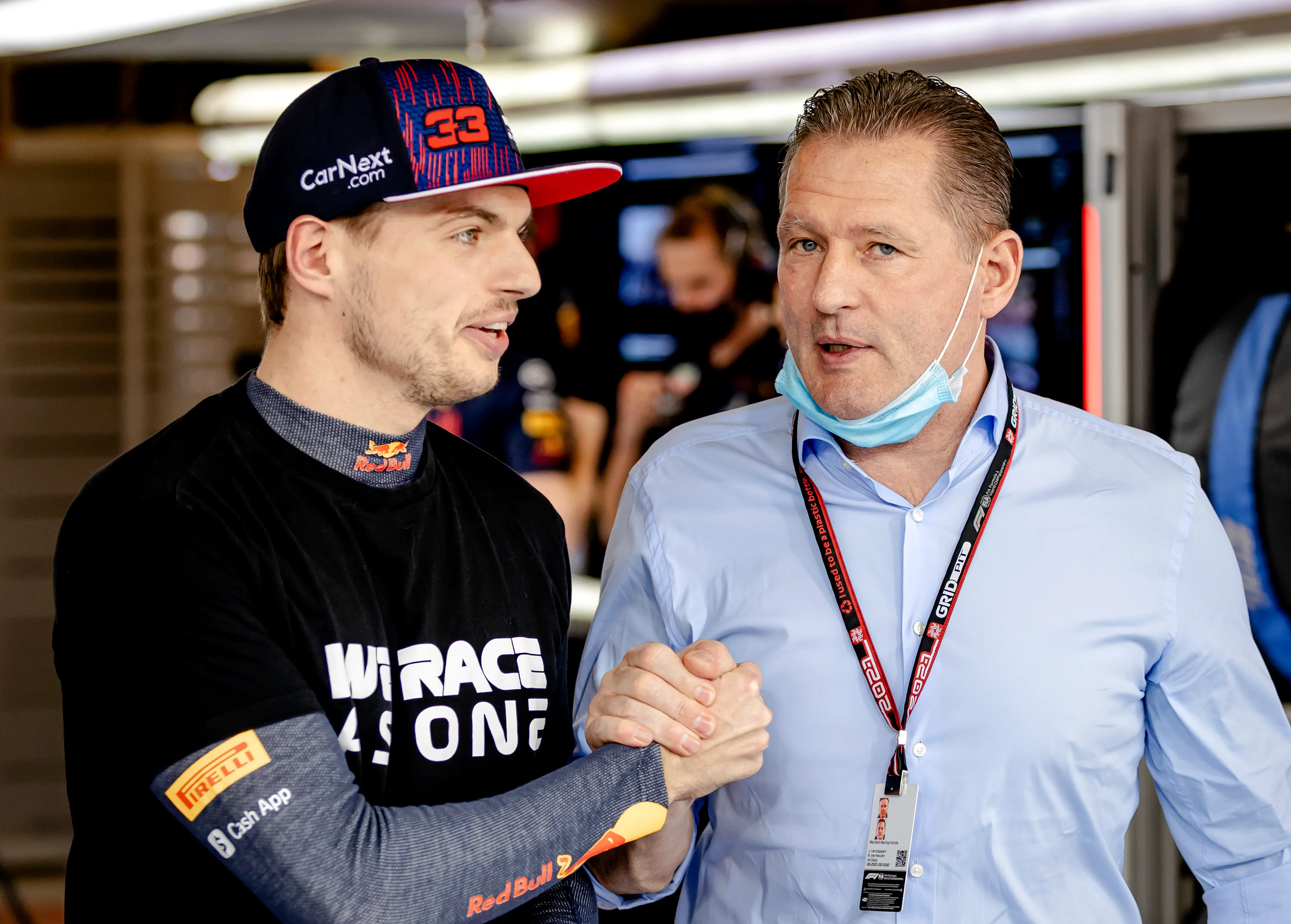 Jos Verstappen breekt tijdens volkslied dat klinkt voor kampioenszoon Max