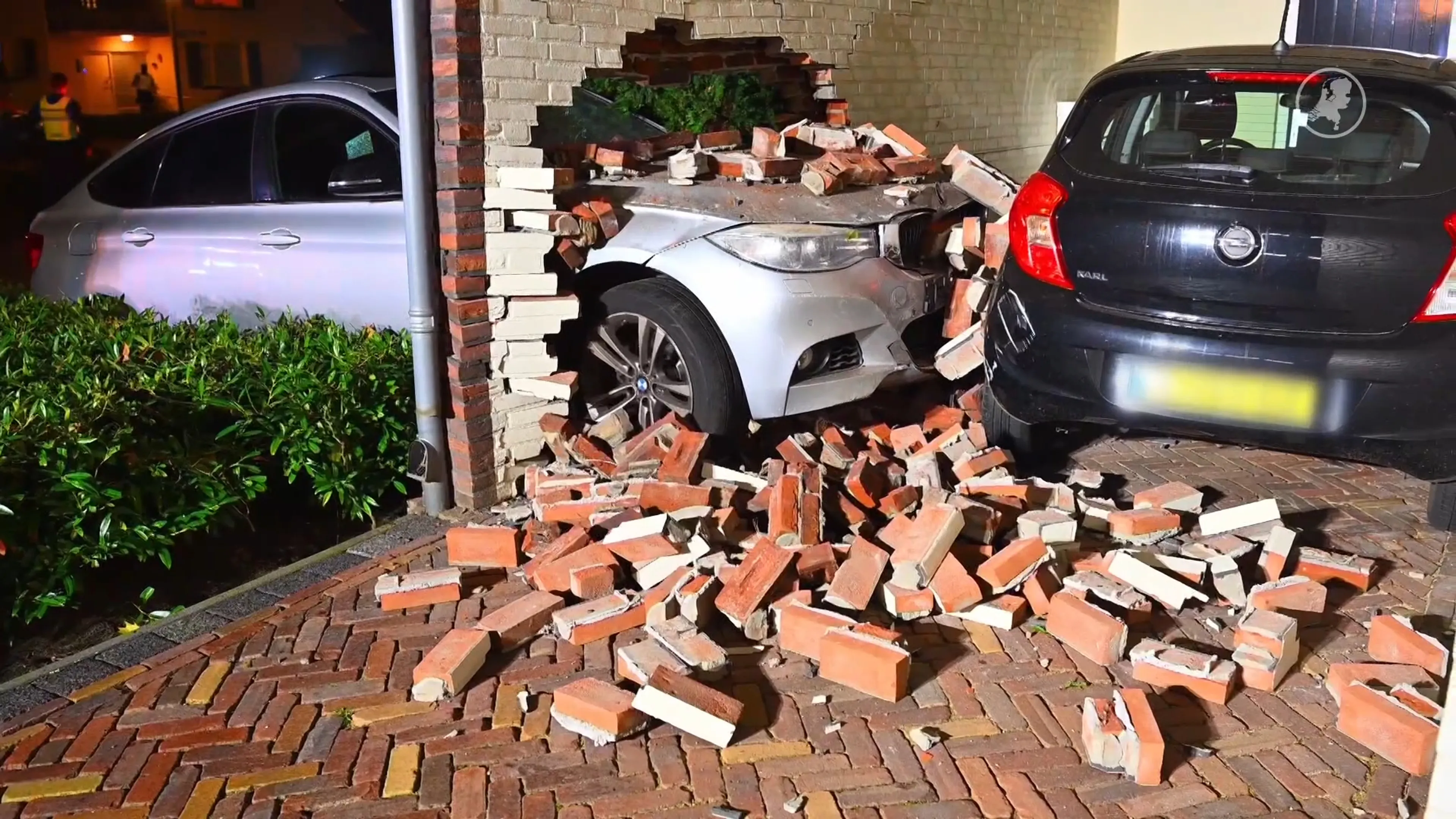 Auto rijdt dwars door muur van carport in Heeze: flinke schade