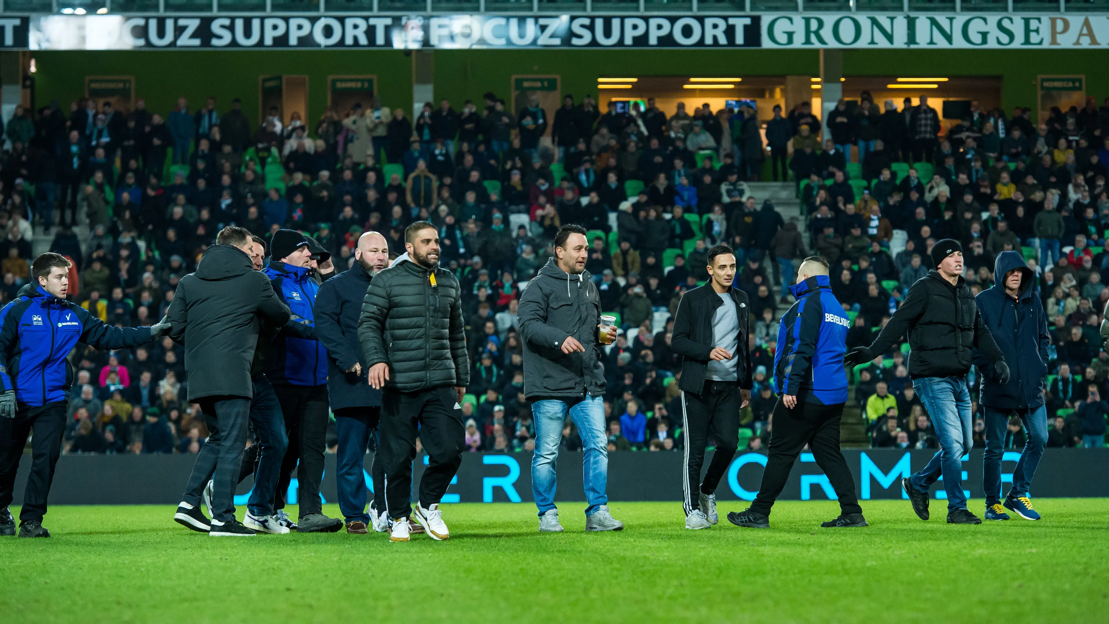 Duel Groningen - Cambuur even stilgelegd na bestorming veld door boze fans, sfeer rondom stadion nog grimmig