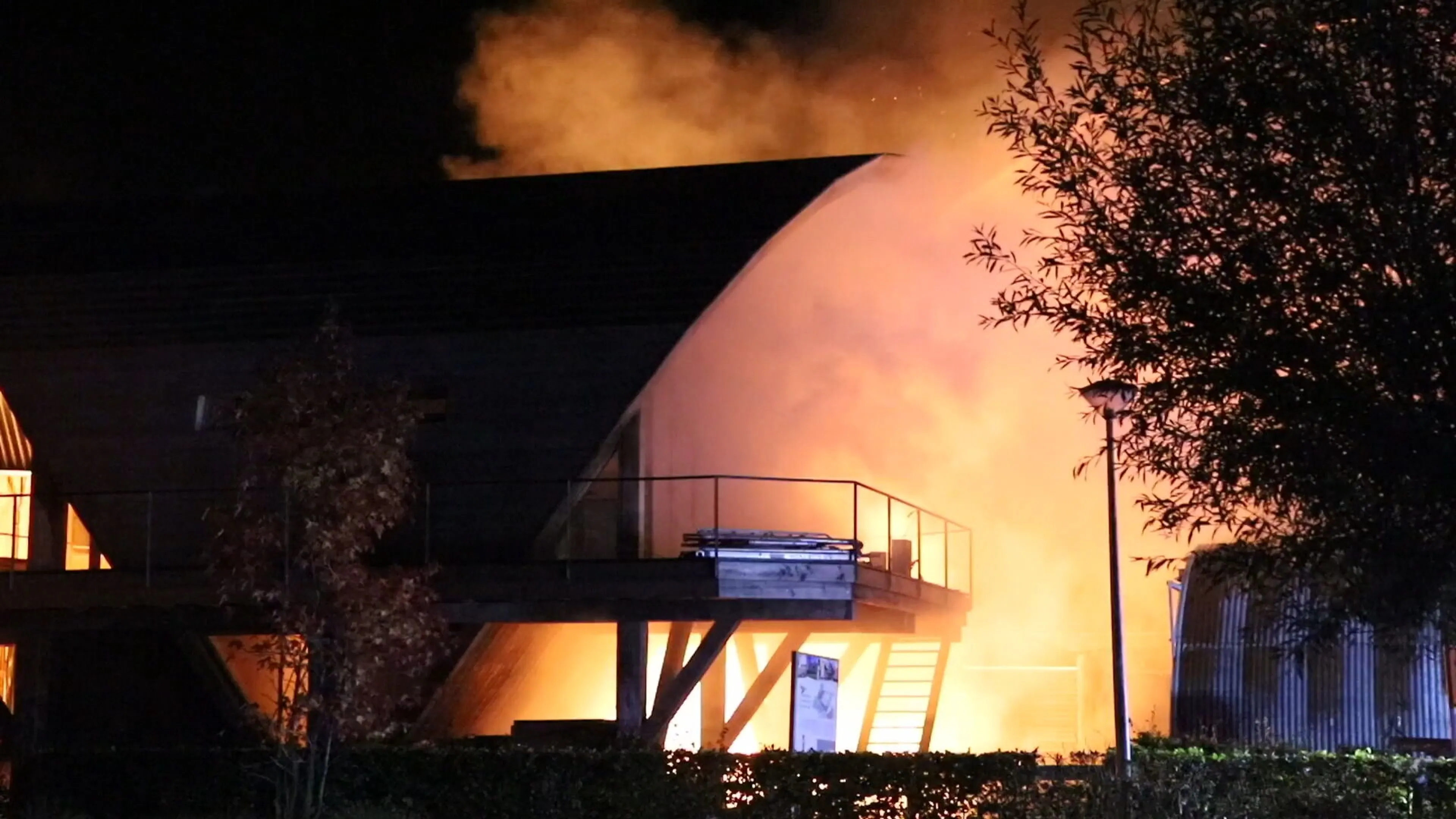 Om boom heen gebouwde woning fikt tot de grond toe af