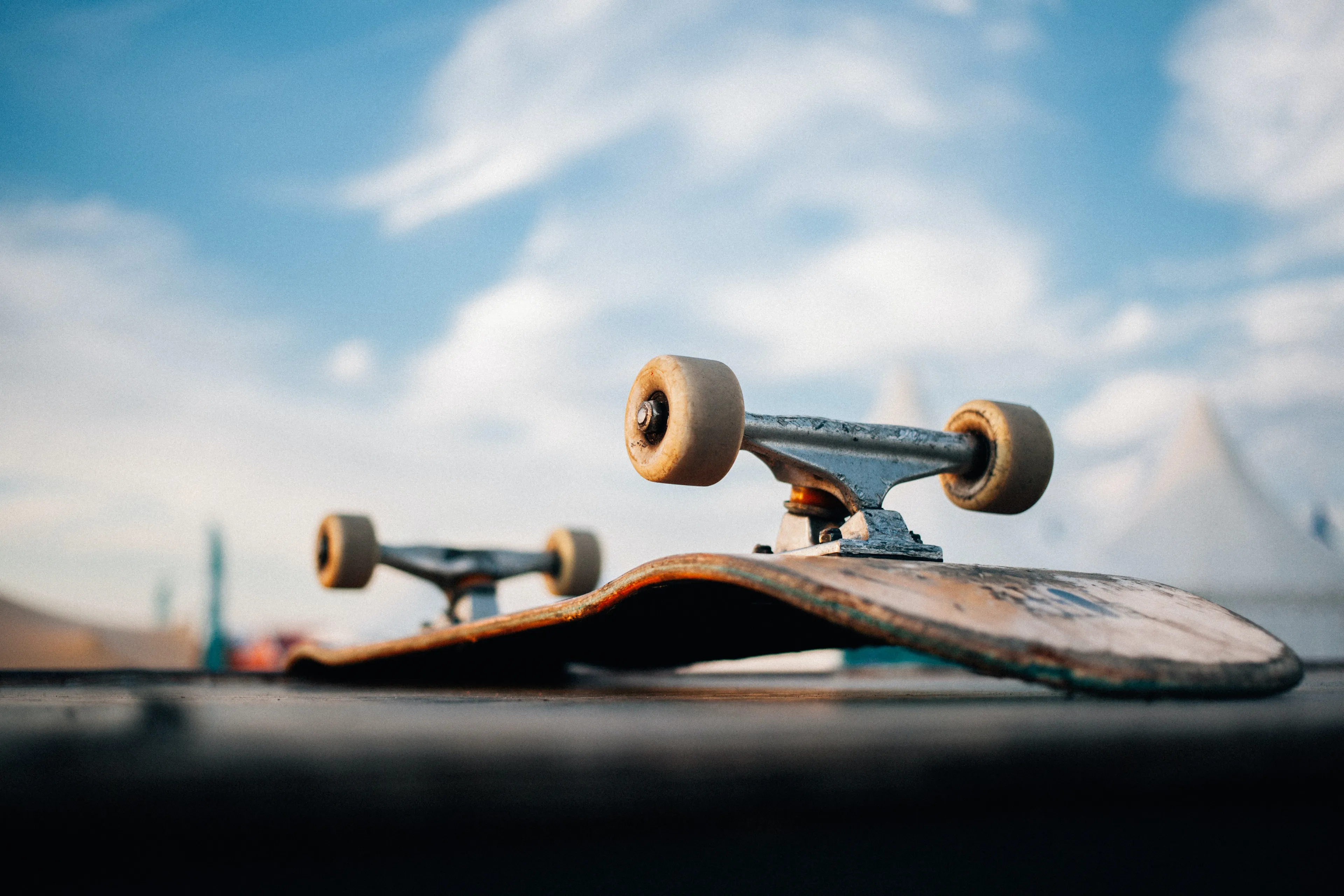 KLM vindt kunstbenen van bekende profskater terug in Kopenhagen