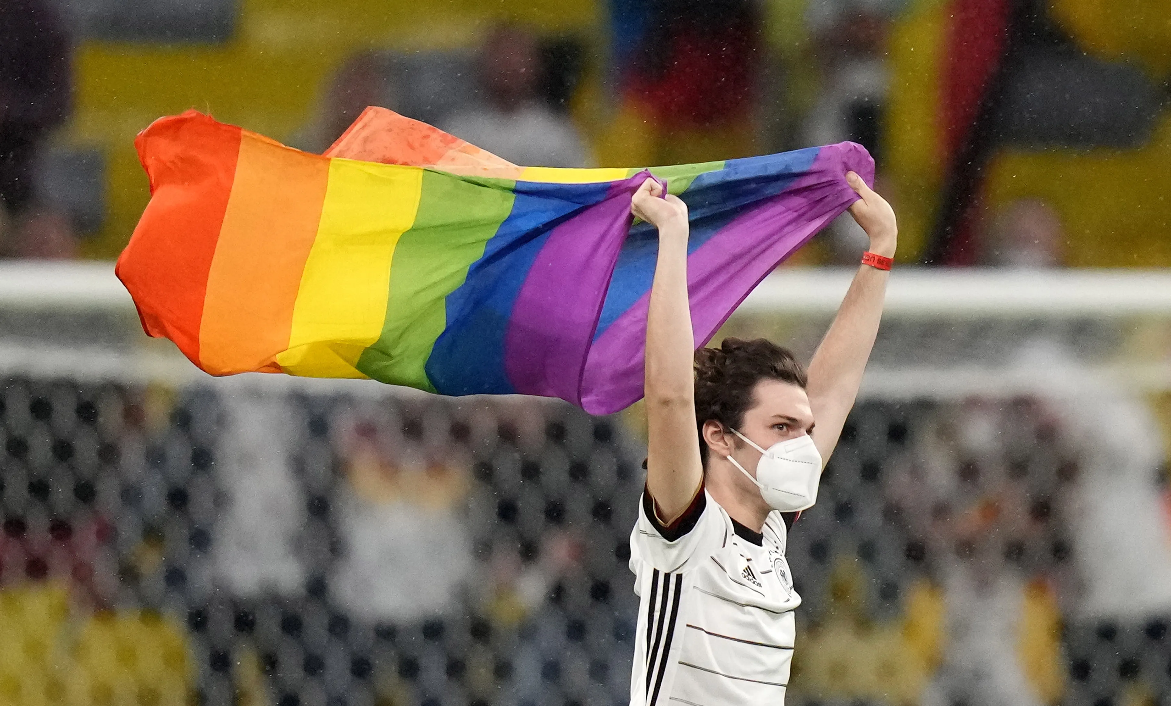 Demonstrant met regenboogvlag rent tijdens volkslied Hongarije het veld op